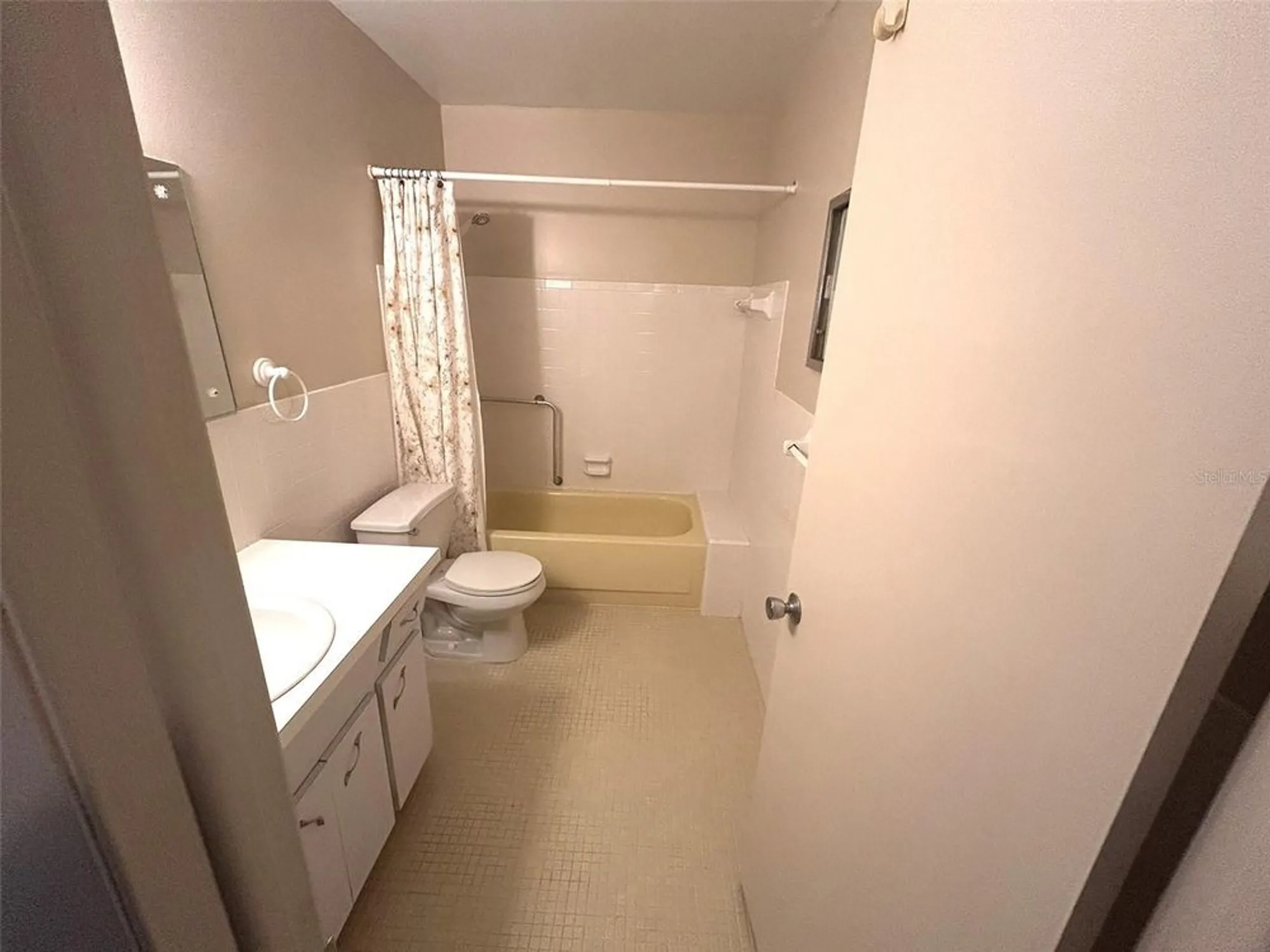 Property Slideshow image 22 of 55 | 2402 ecuadorian way apt 18, Clearwater, FL, 33763