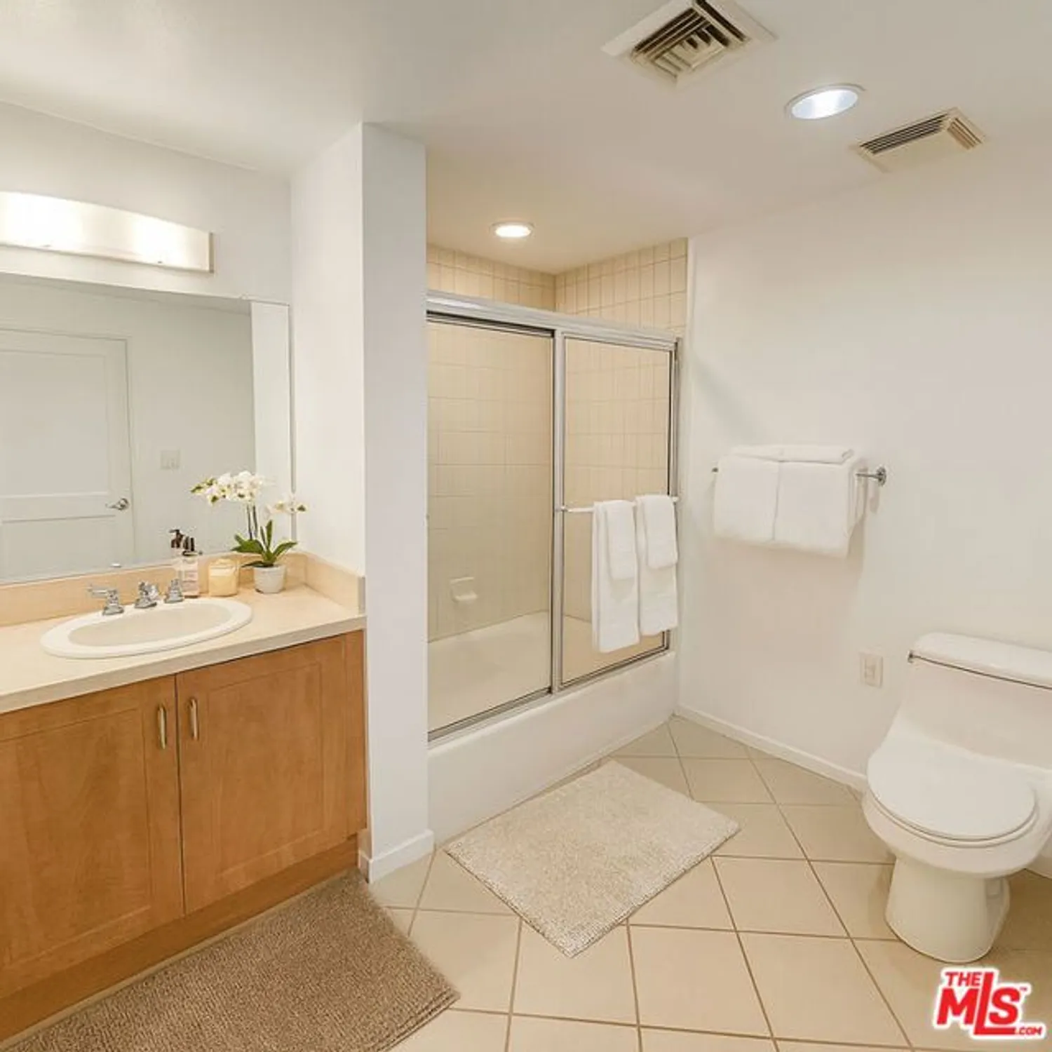 Property Slideshow image 5 of 10 | 267 s san pedro st unit 306, Los Angeles, CA, 90012