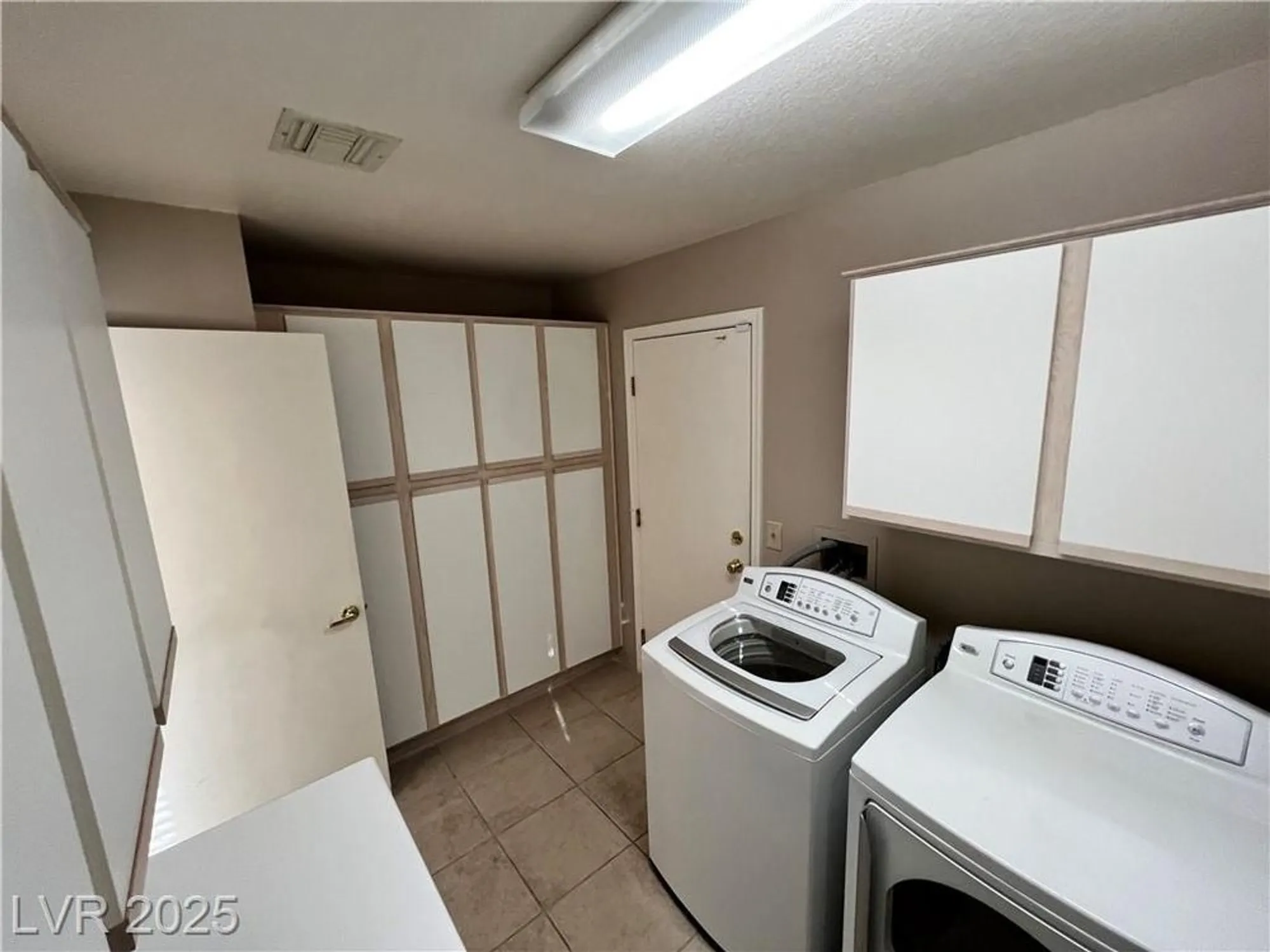 Property Slideshow image 9 of 20 | 2821 tumble brook dr, Las Vegas, NV, 89134