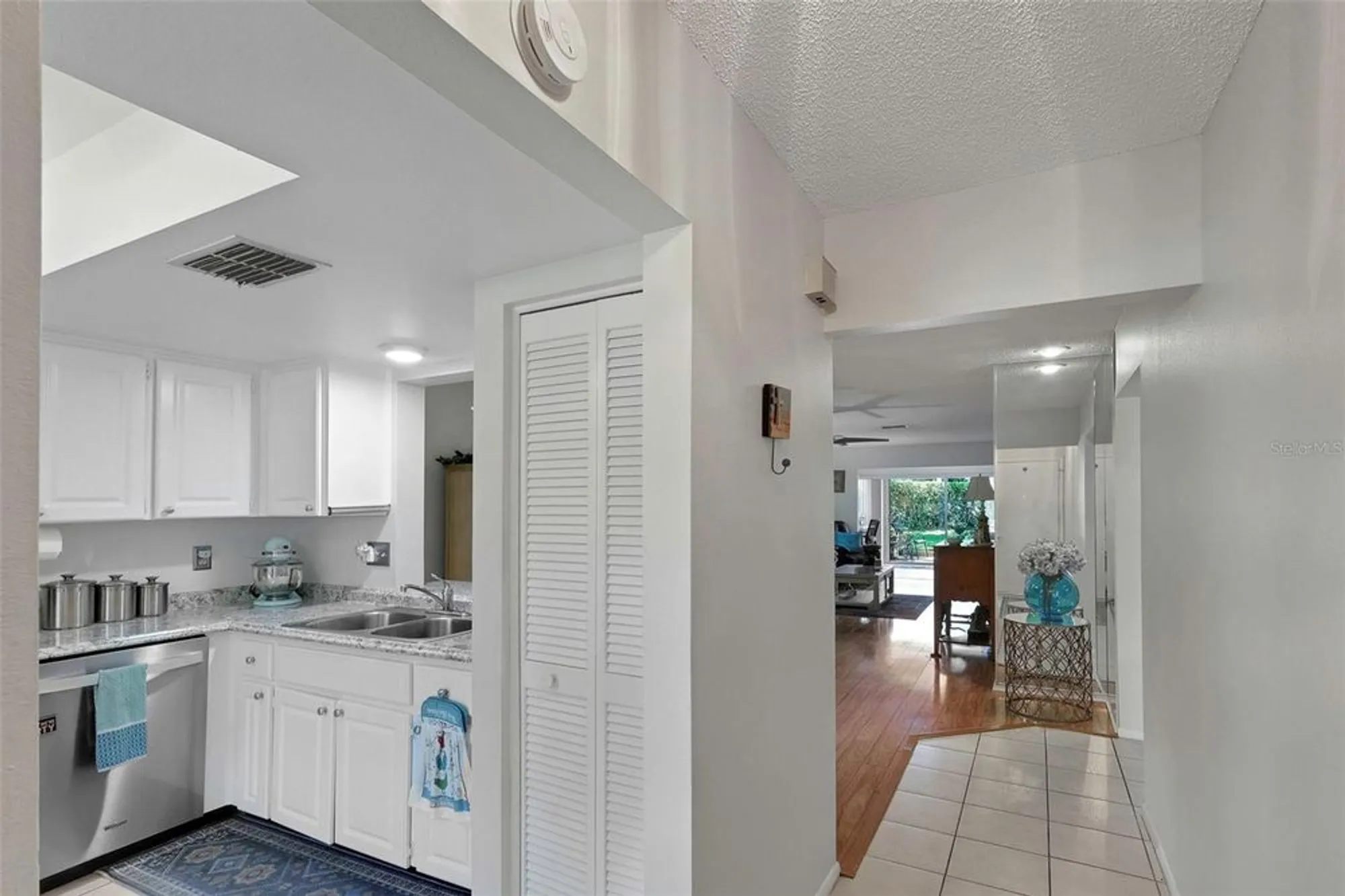 Property Slideshow image 7 of 37 | 1011 dunrobin dr b, Palm Harbor, FL, 34684