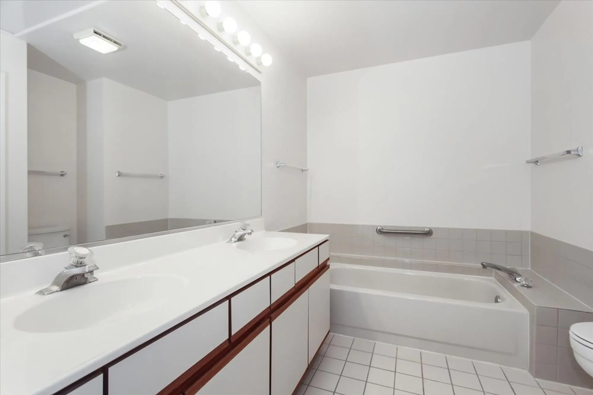 Property Slideshow image 15 of 32 | 928 longmeadow ct # 1016, Lake Barrington, IL, 60010