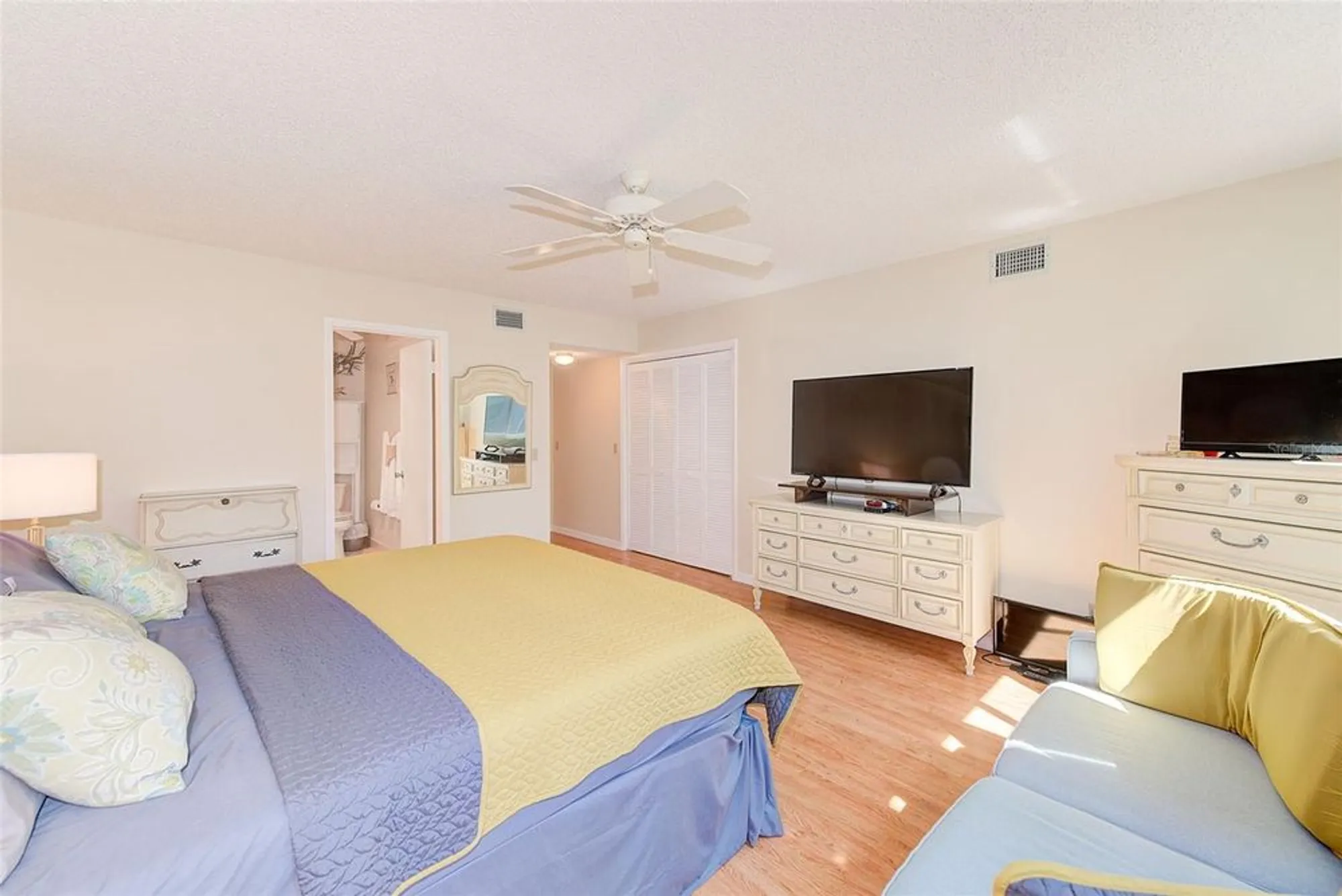 Property Slideshow image 21 of 43 | 2229 americus blvd 25, Clearwater, FL, 33763
