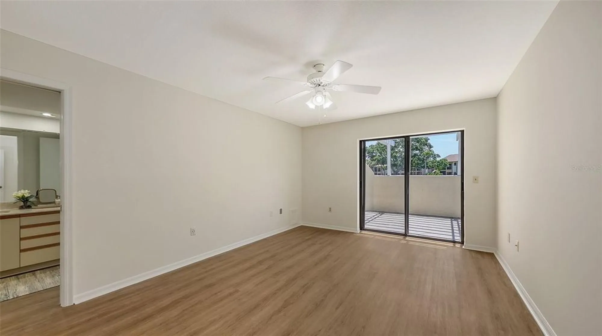 Property Slideshow image 16 of 39 | 5223 heron way # 104, Sarasota, FL, 34231