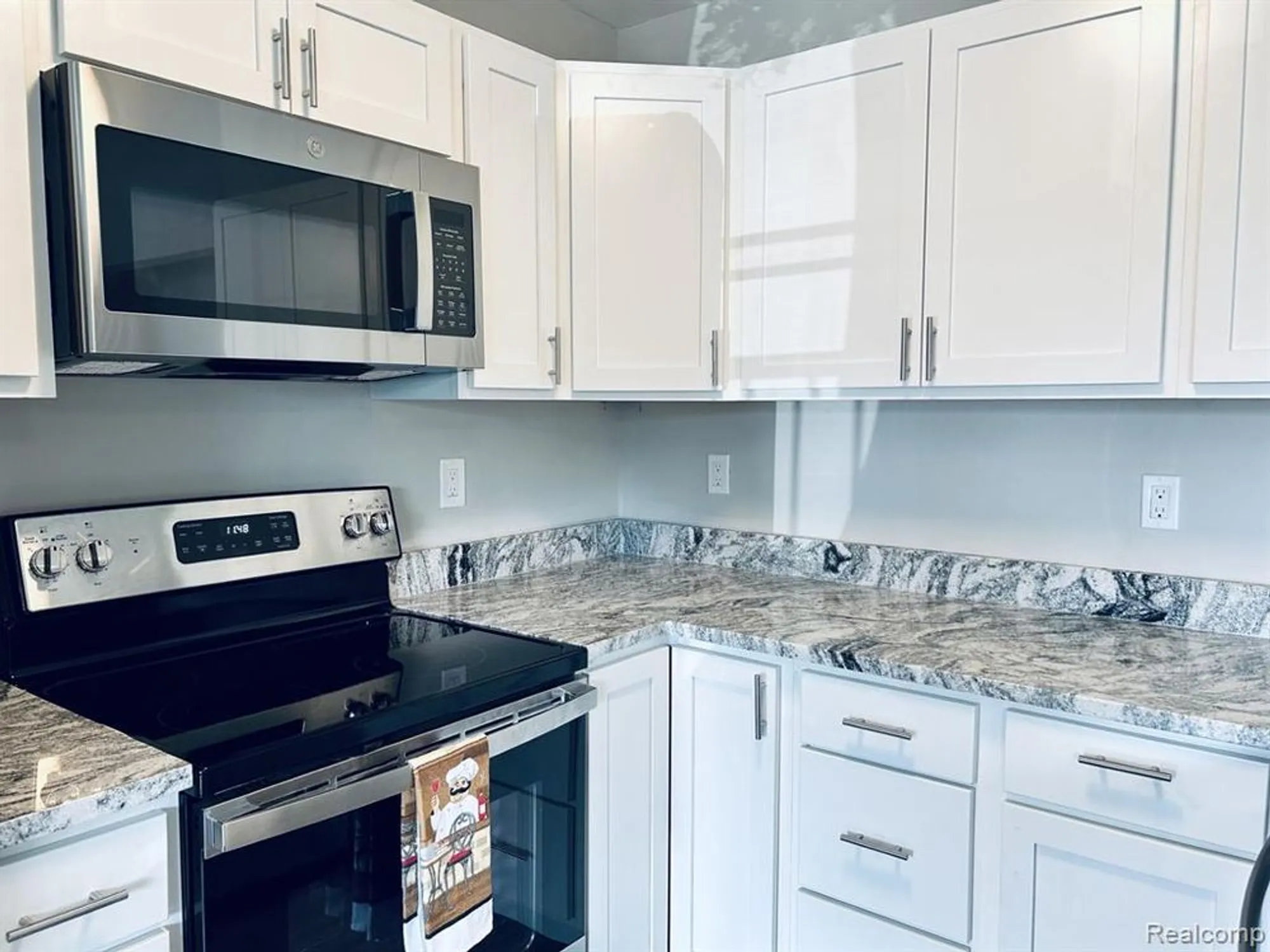 Property Slideshow image 4 of 27 | 25323 potomac dr # 2, South Lyon, MI, 48178