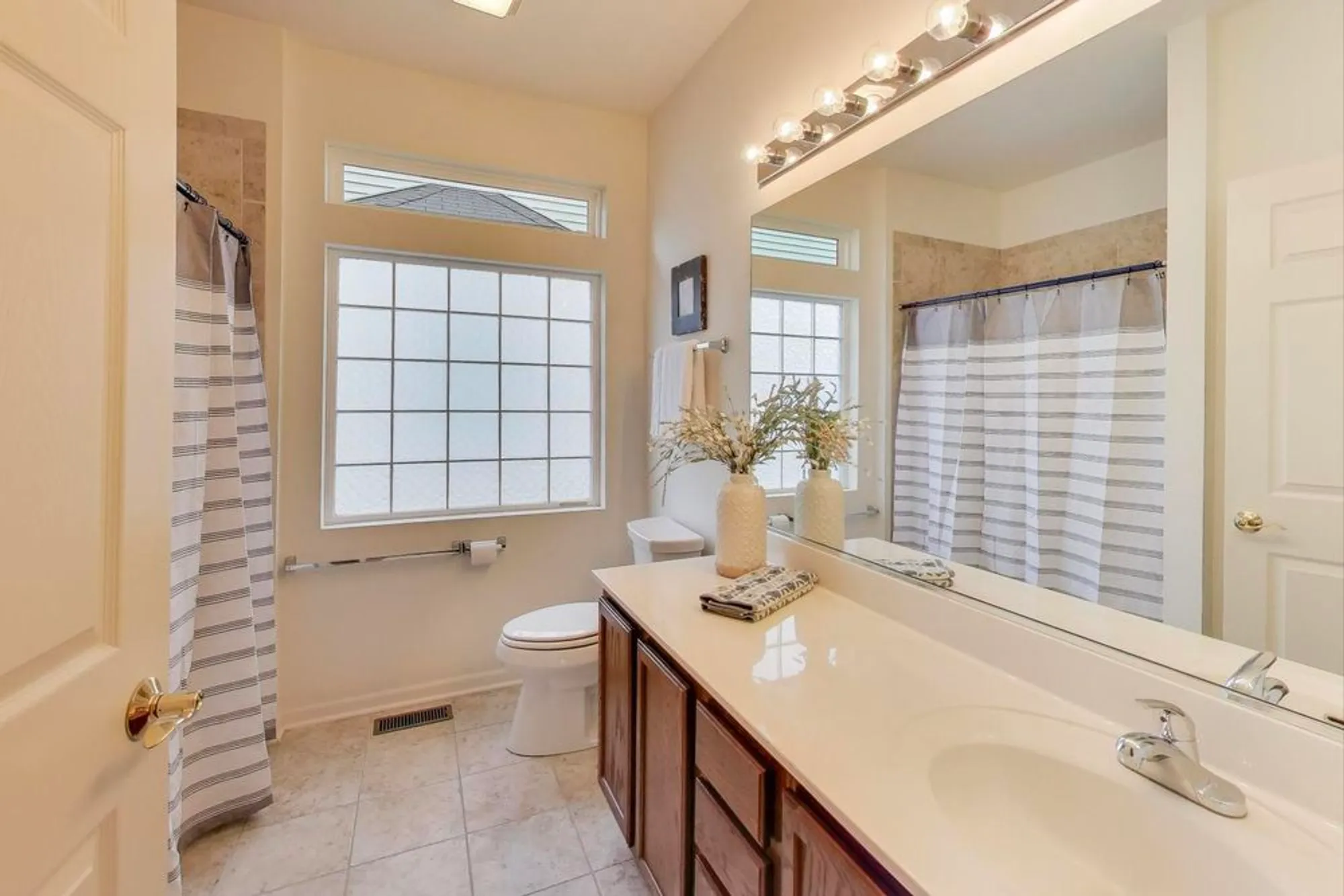 Property Slideshow image 17 of 27 | 1129 drury ln, Aurora, IL, 60502