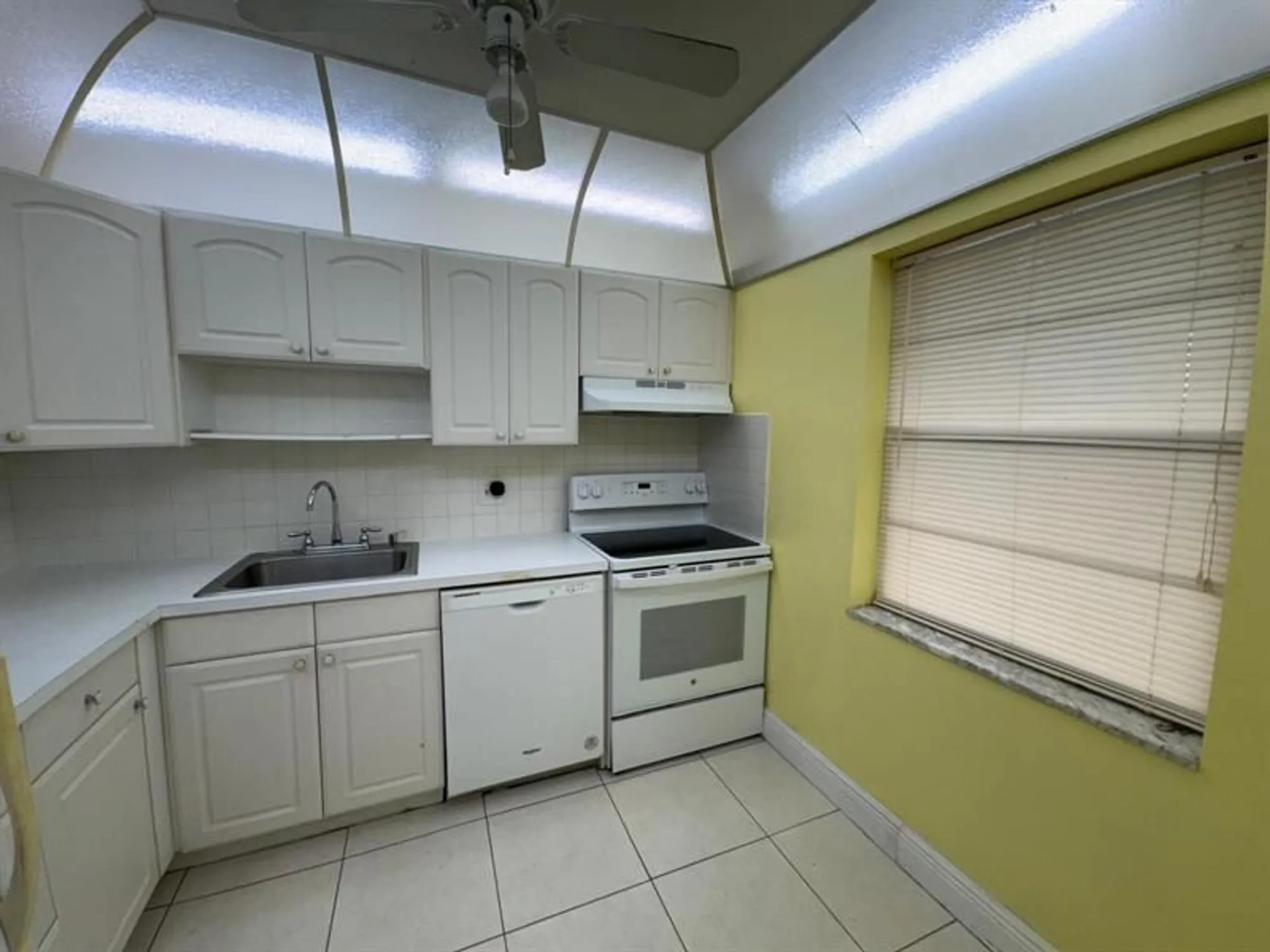 Property Slideshow image 3 of 37 | 7797 golf circle dr apt 304, Margate, FL, 33063