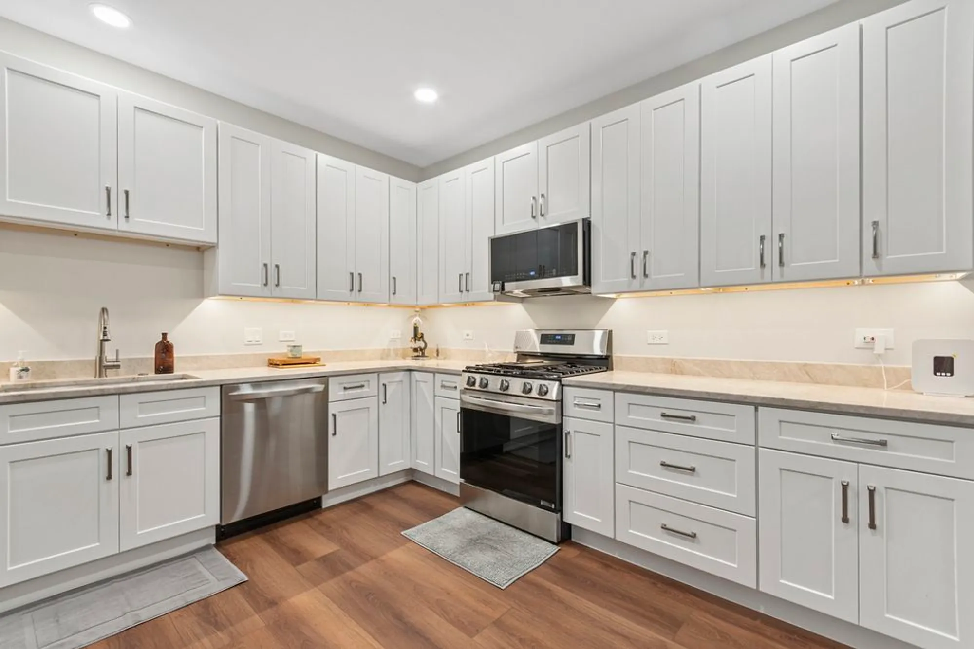 Property Slideshow image 10 of 31 | 631 belmont ln, Carol Stream, IL, 60188