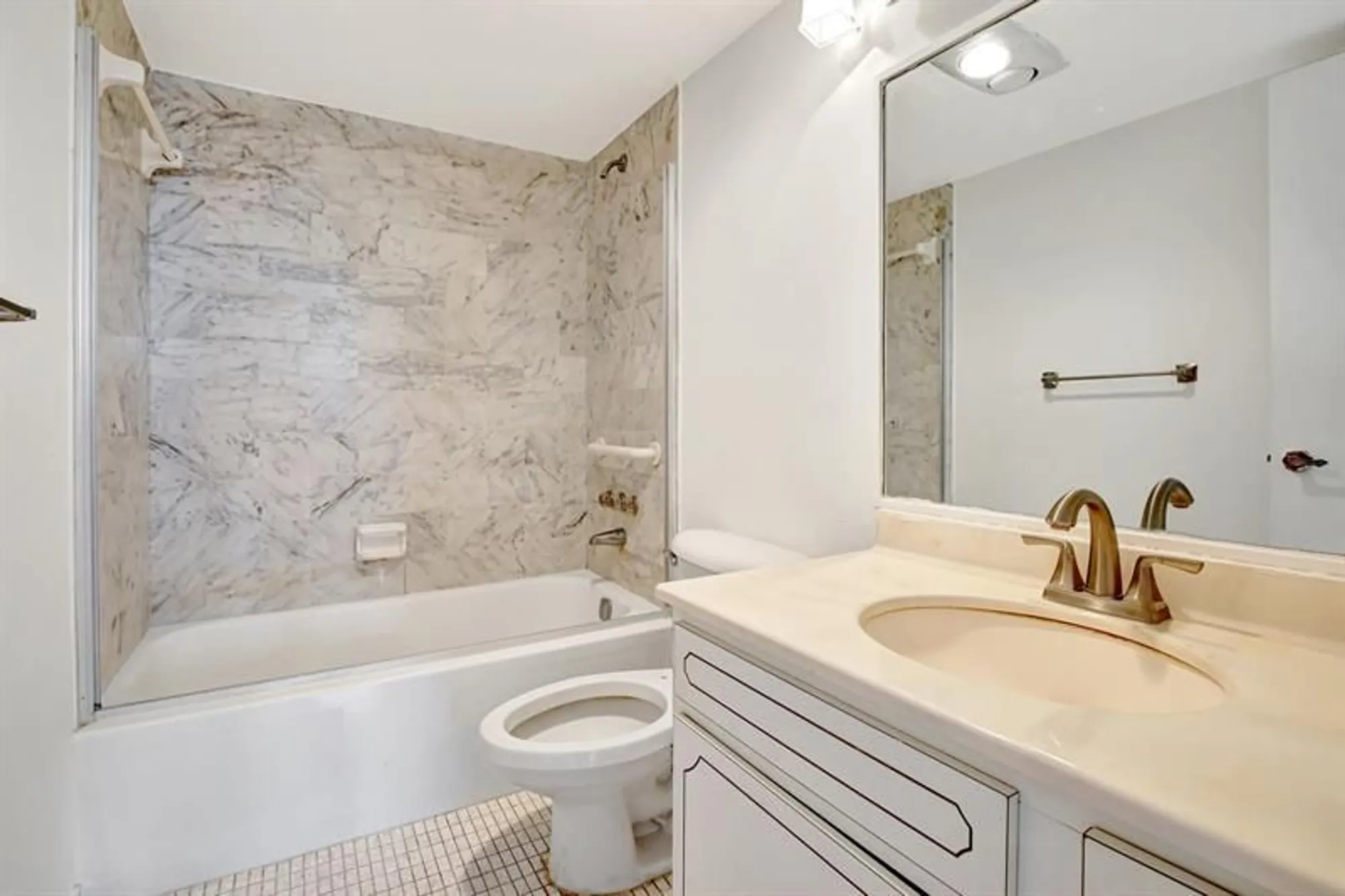 Property Slideshow image 7 of 16 | 9400 n hollybrook lake dr 105, Pembroke Pines, FL, 33025