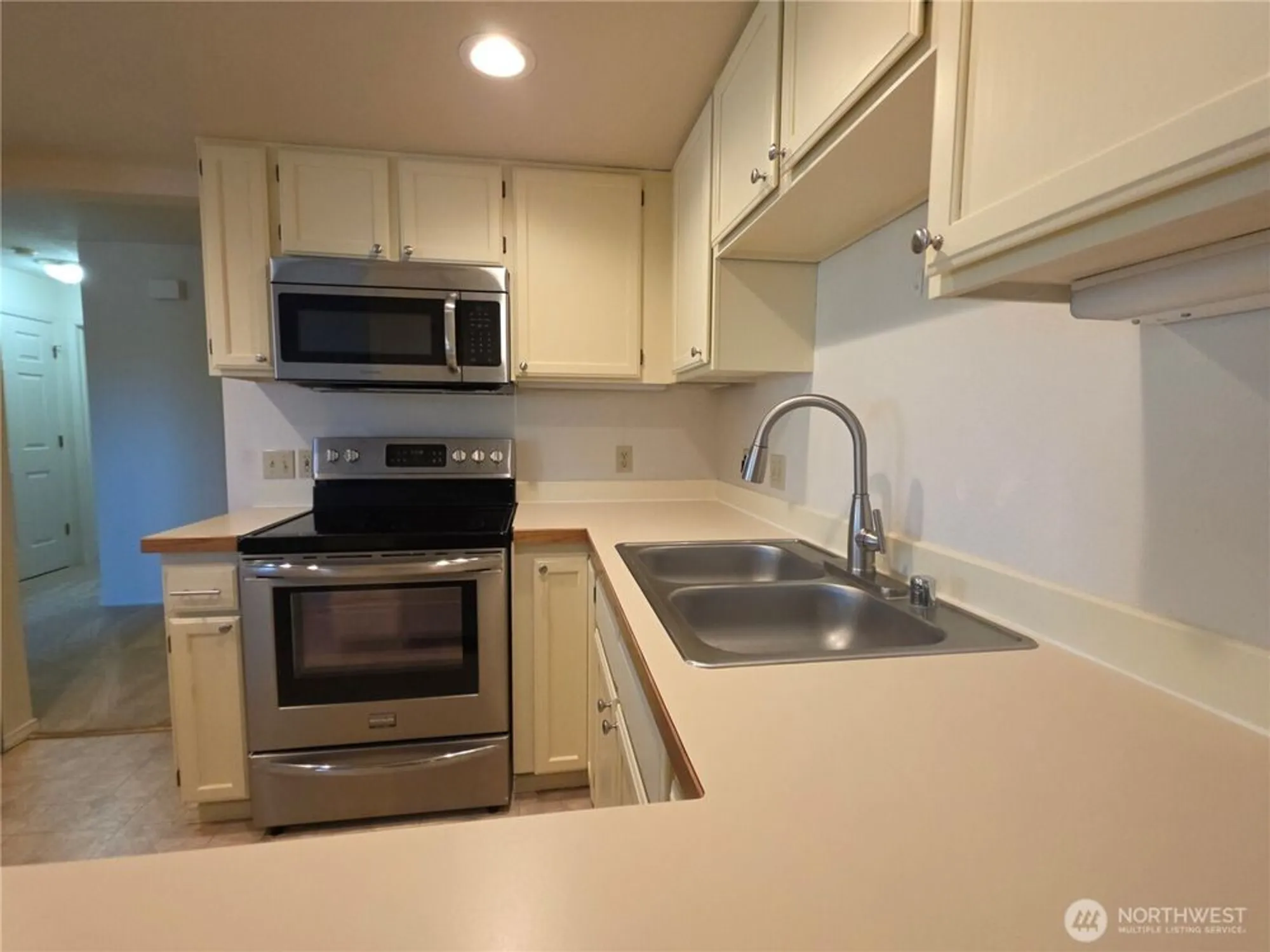 Property Slideshow image 7 of 40 | 3935 226th pl 313, Issaquah, WA, 98029