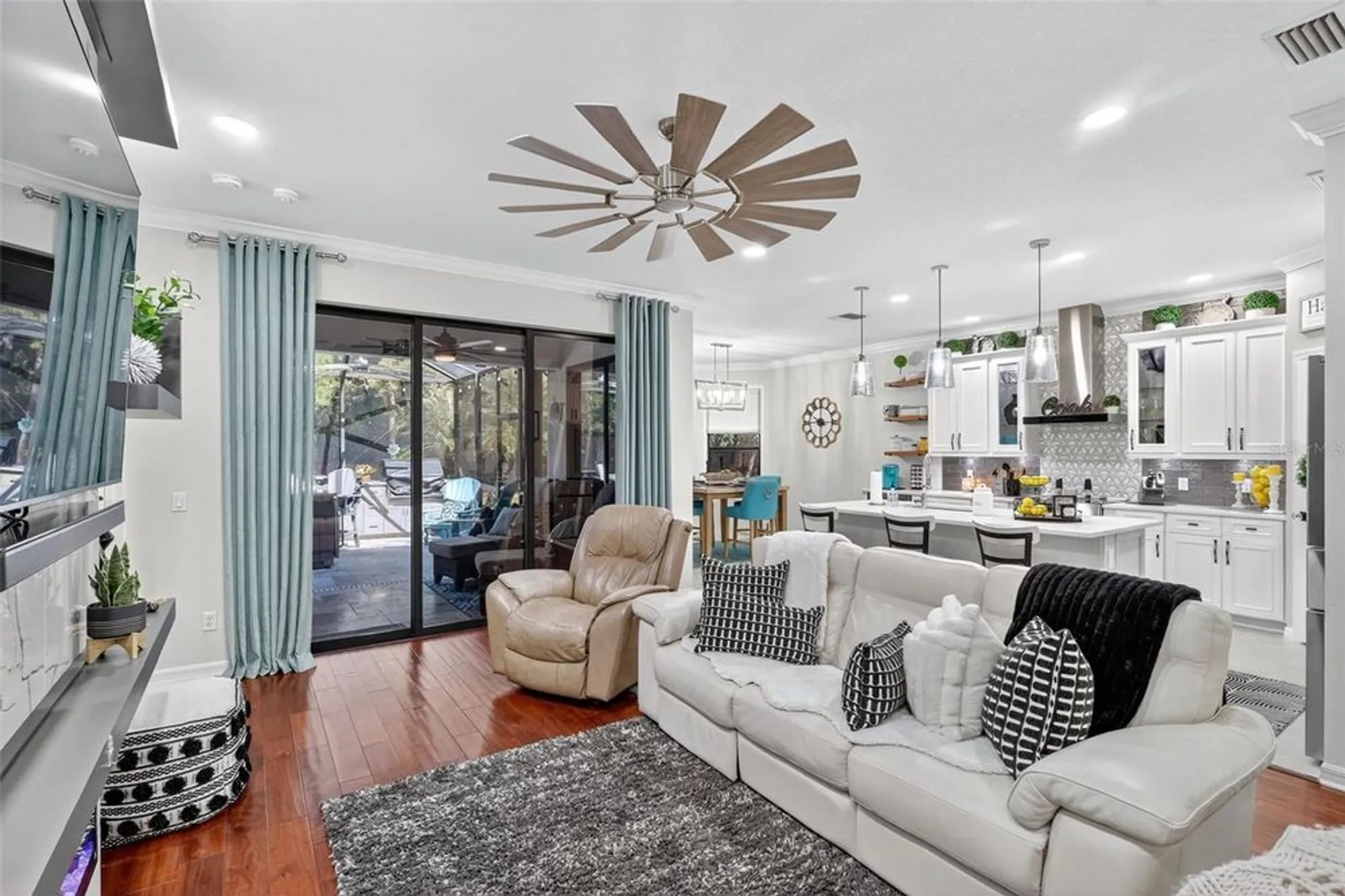 Property Slideshow image 32 of 54 | 145 silver falls dr, Apollo Beach, FL, 33572