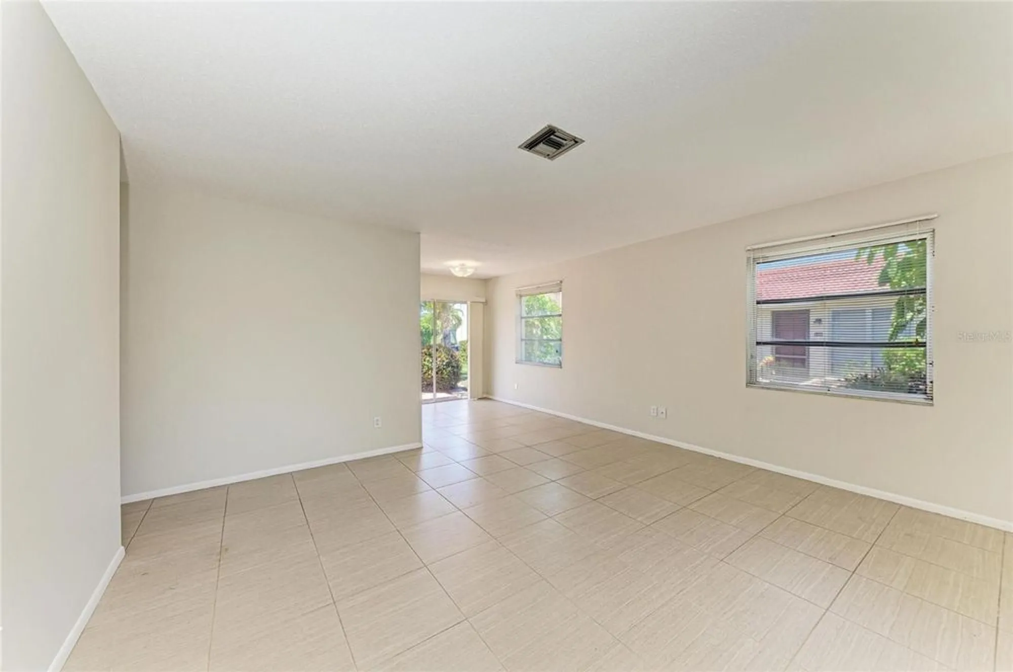 Property Slideshow image 8 of 34 | 2121 pueblo cir # v6, Sarasota, FL, 34231