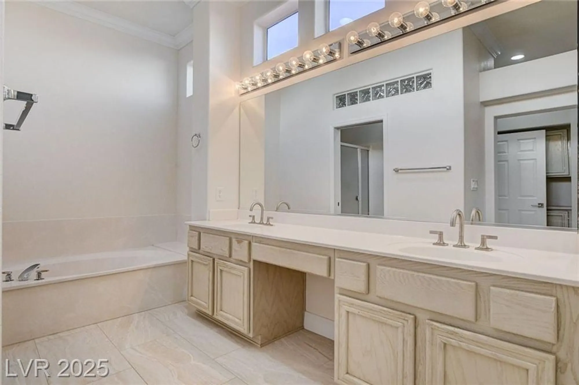 Property Slideshow image 14 of 23 | 10413 broom hill dr, Las Vegas, NV, 89134