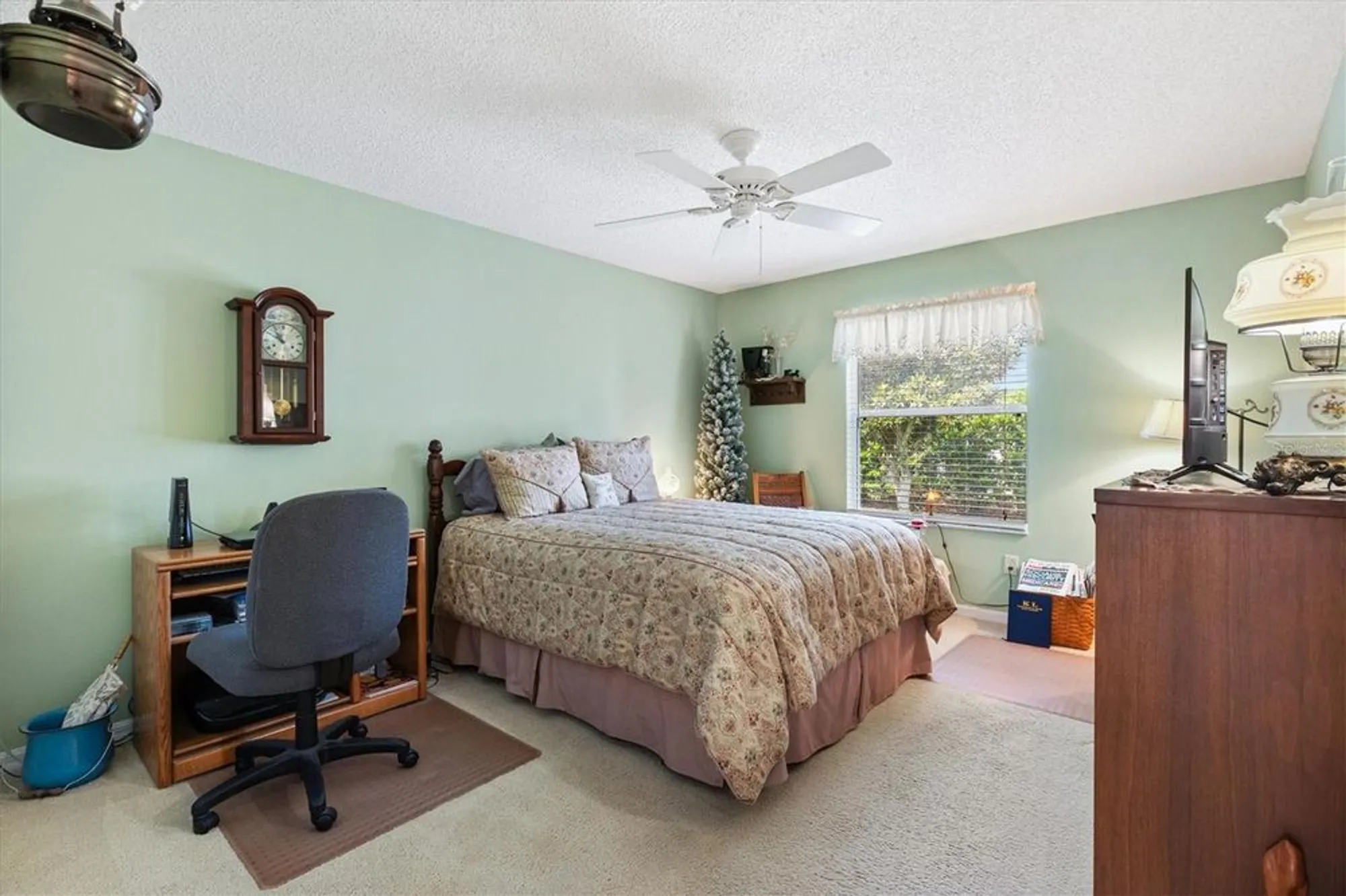 Property Slideshow image 23 of 43 | 1884 poppy cir, The Villages, FL, 32162