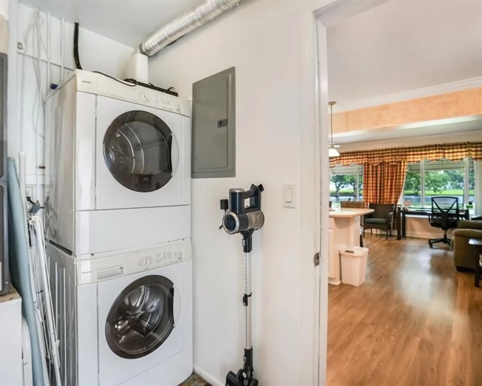 Property Slideshow image 32 of 42 | 4513 nw 43rd ter, Tamarac, FL, 33319