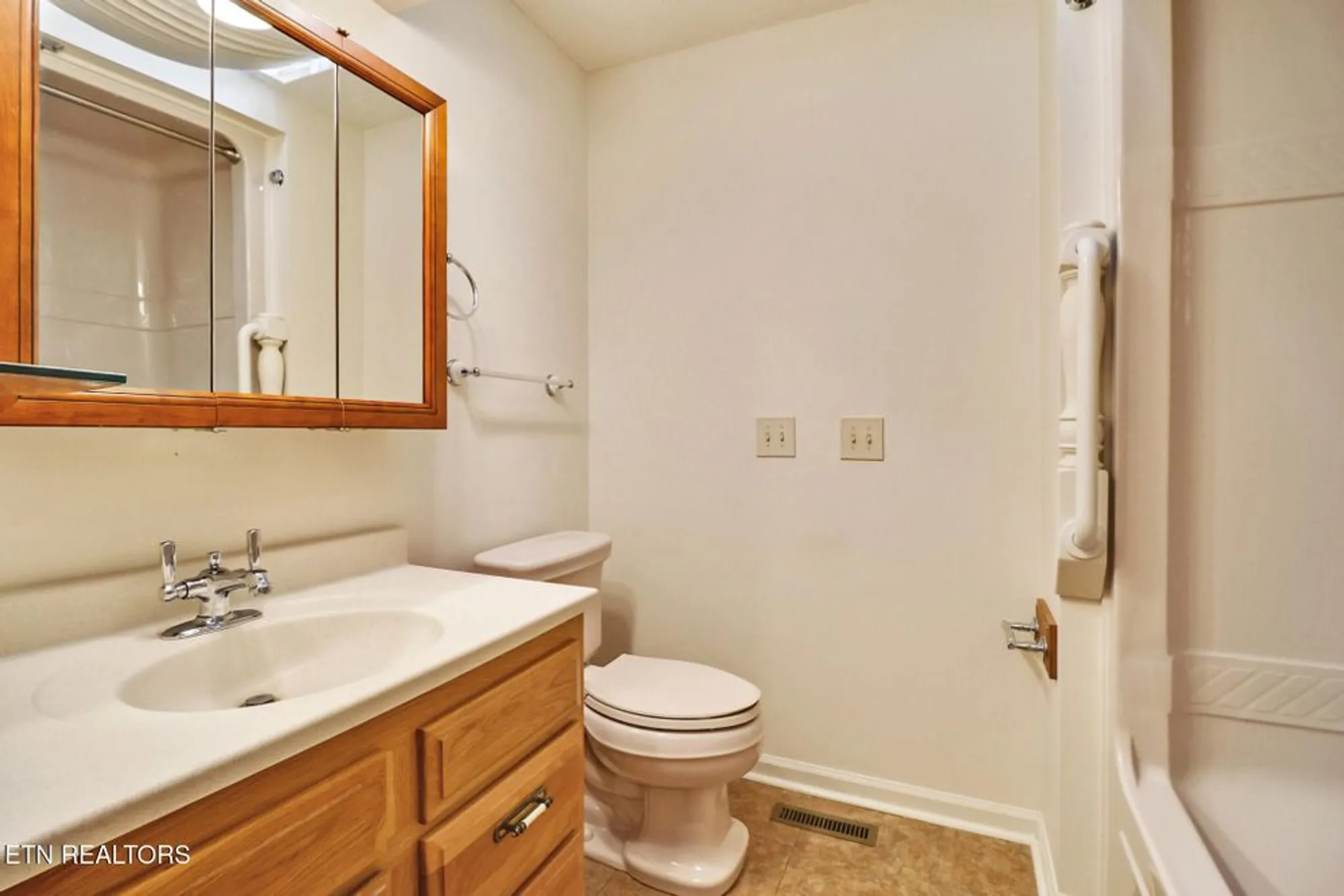 Property Slideshow image 18 of 54 | 104 flossmoor cir, Crossville, TN, 38558