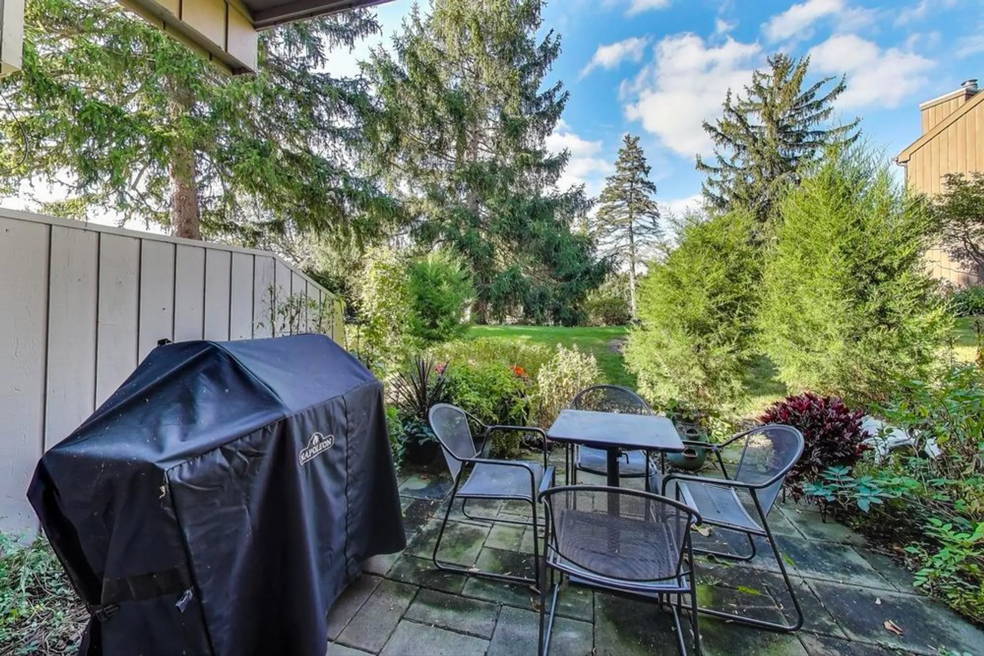 Property Slideshow image 17 of 24 | 220 thornhill ln d, Lake Barrington, IL, 60010