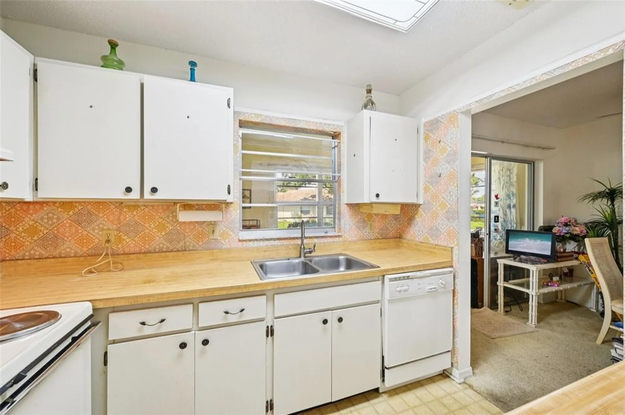 Property Slideshow image 9 of 51 | 2208 grenadier dr, Sun City Center, FL, 33573