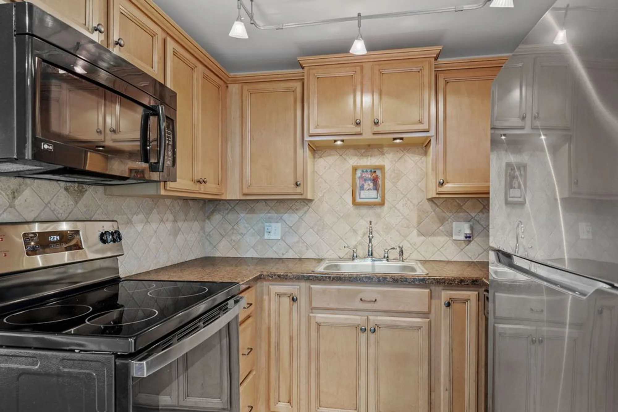 Property Slideshow image 7 of 25 | 5540 walnut ave apt 6b, Downers Grove, IL, 60515