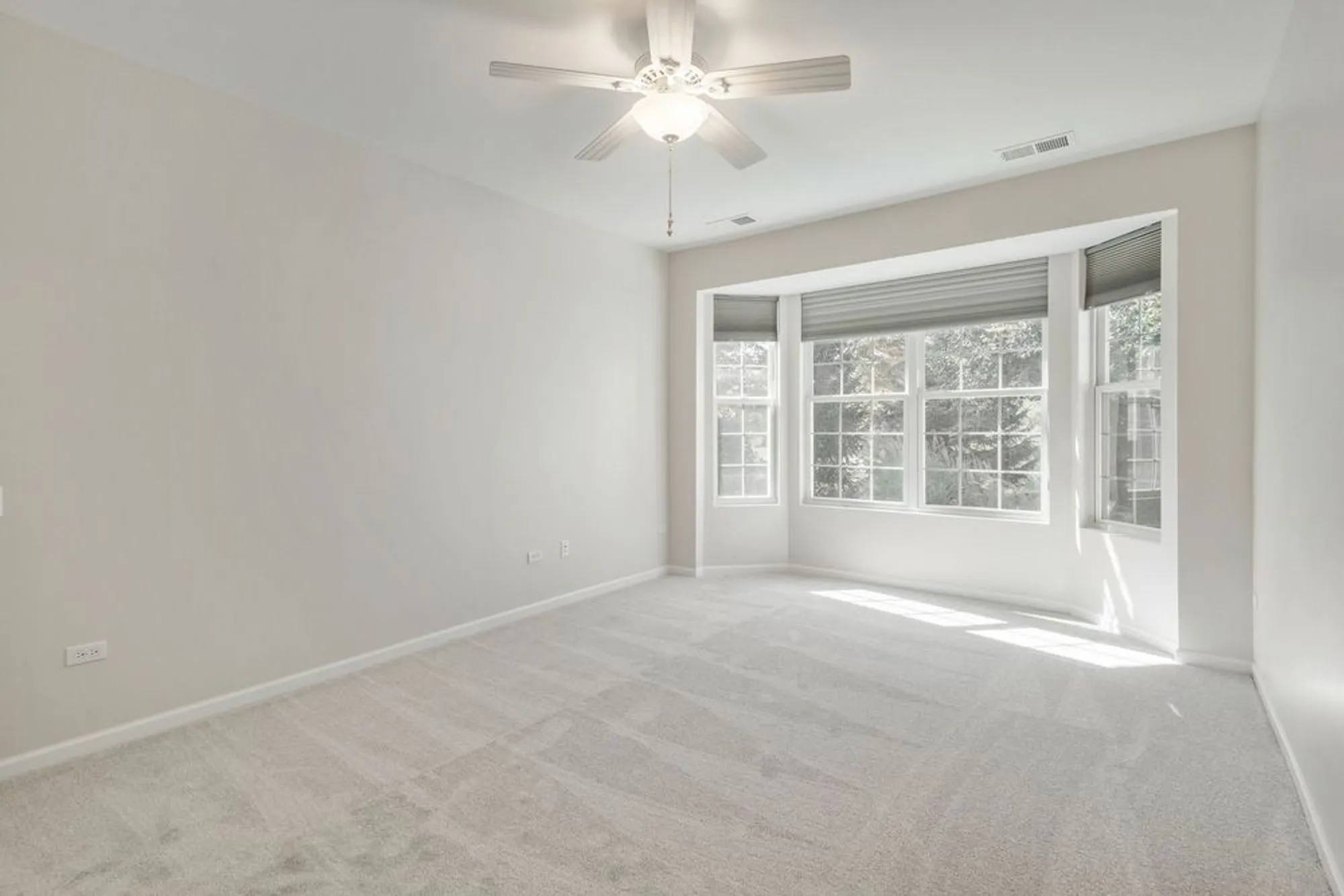 Property Slideshow image 7 of 26 | 2573 venetian ln, Elgin, IL, 60124