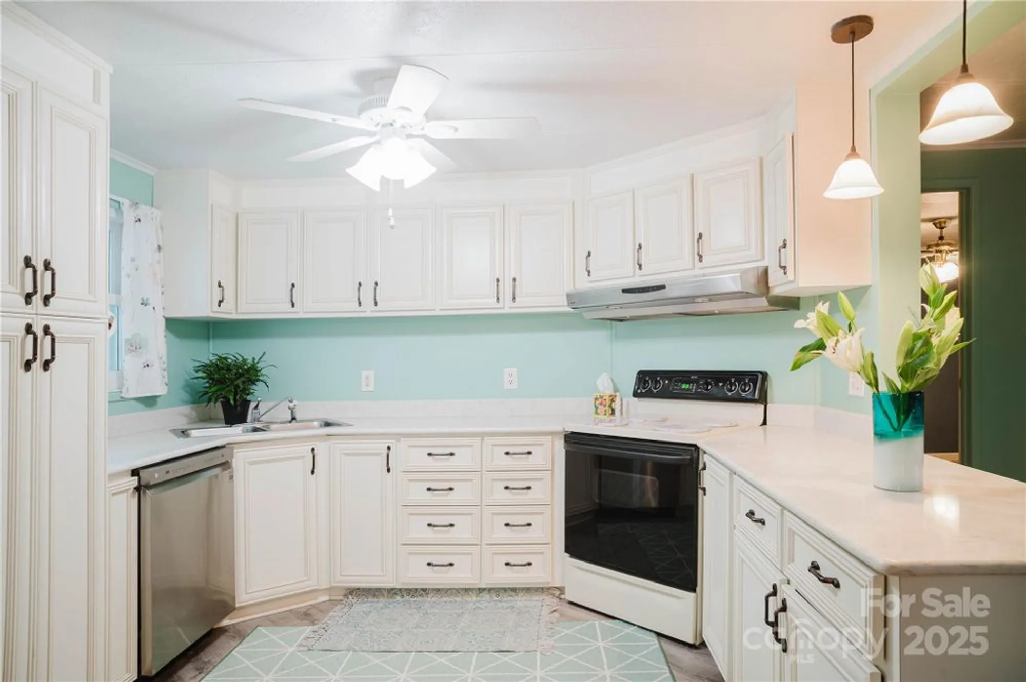 Property Slideshow image 16 of 34 | 402 deerfield ct, Hendersonville, NC, 28792