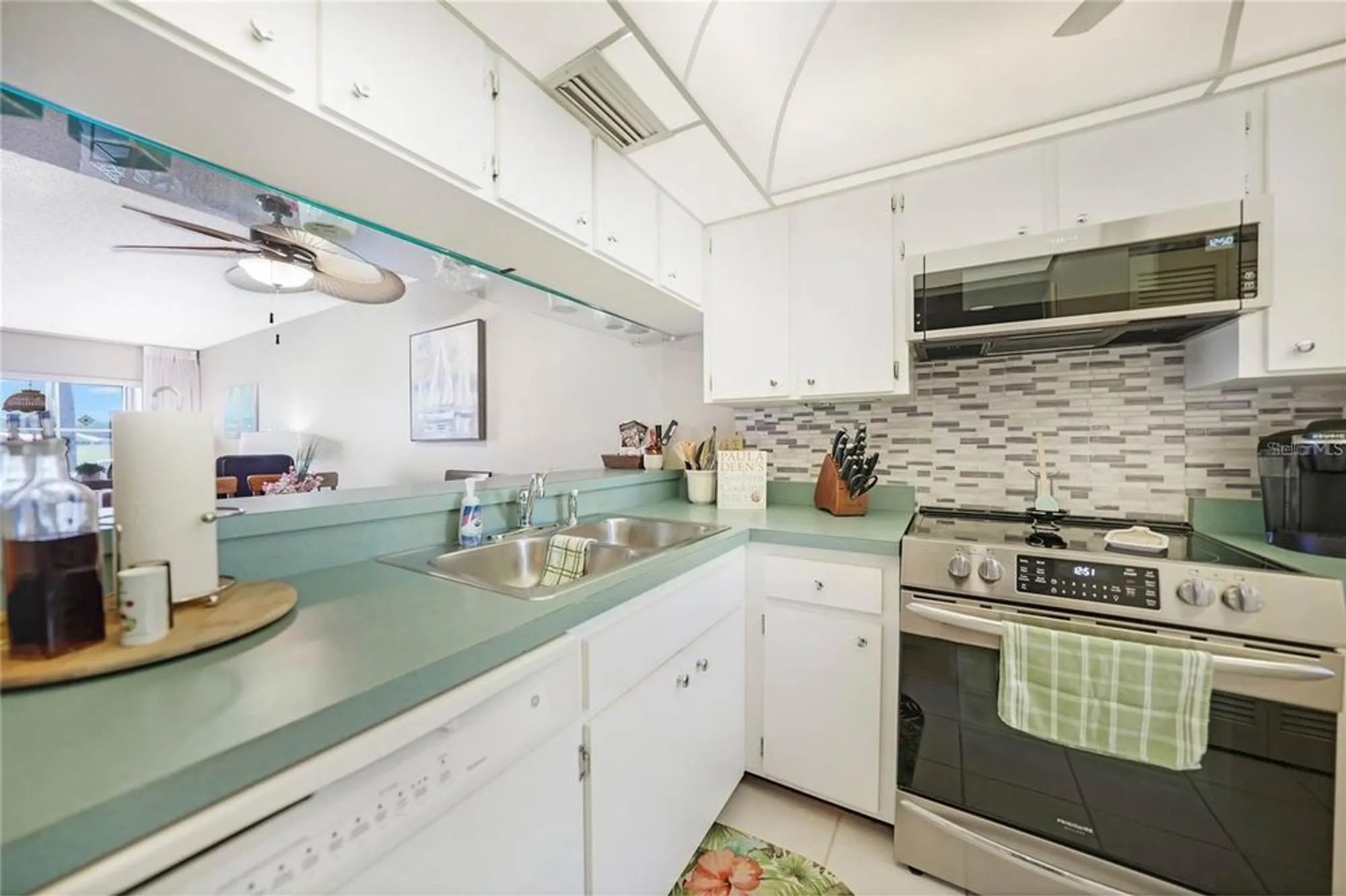 Property Slideshow image 13 of 40 | 404 cerromar cir 112, Venice, FL, 34293