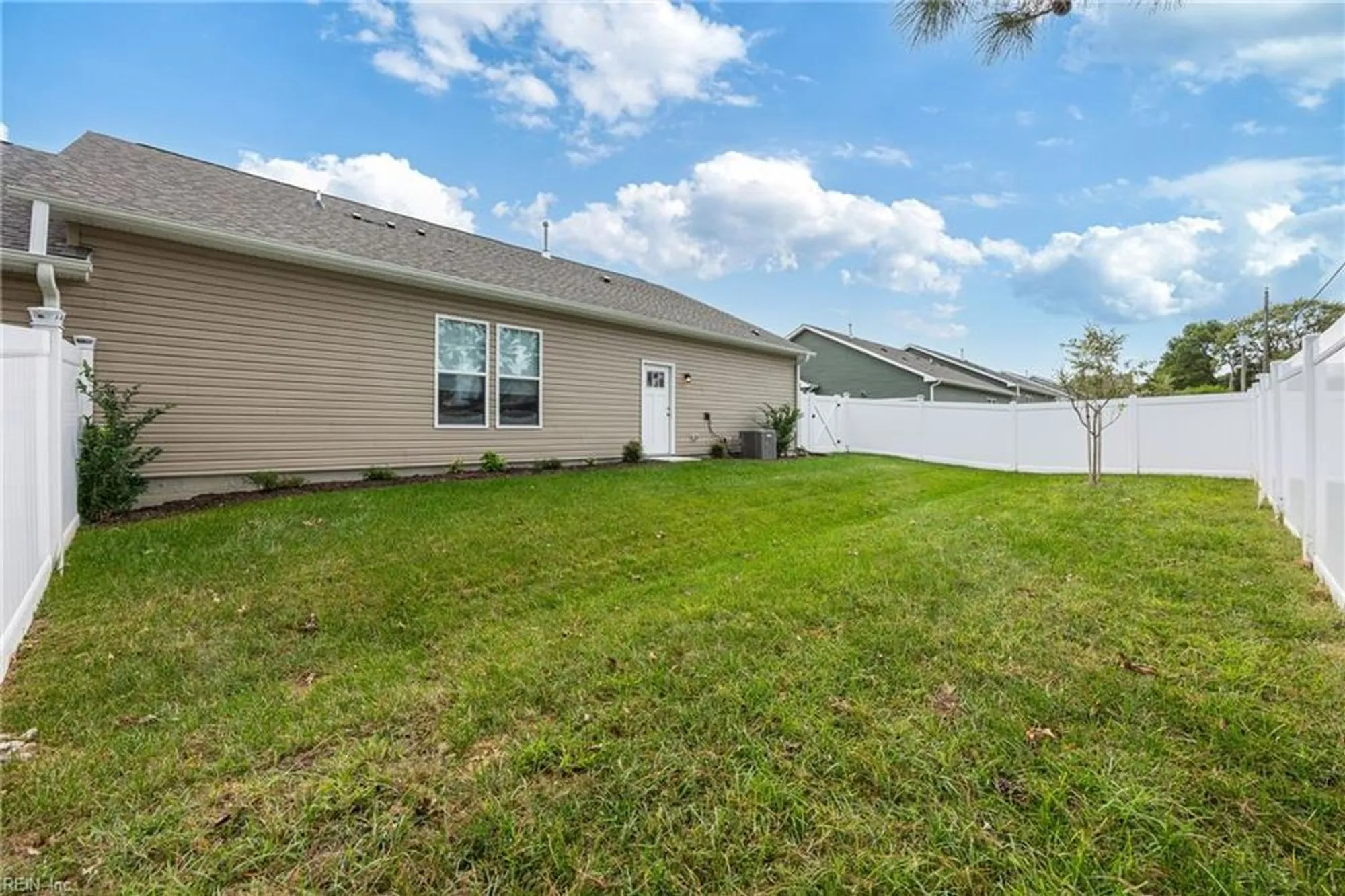 Property Slideshow image 26 of 39 | 221 richmond ave, Smithfield, VA, 23430