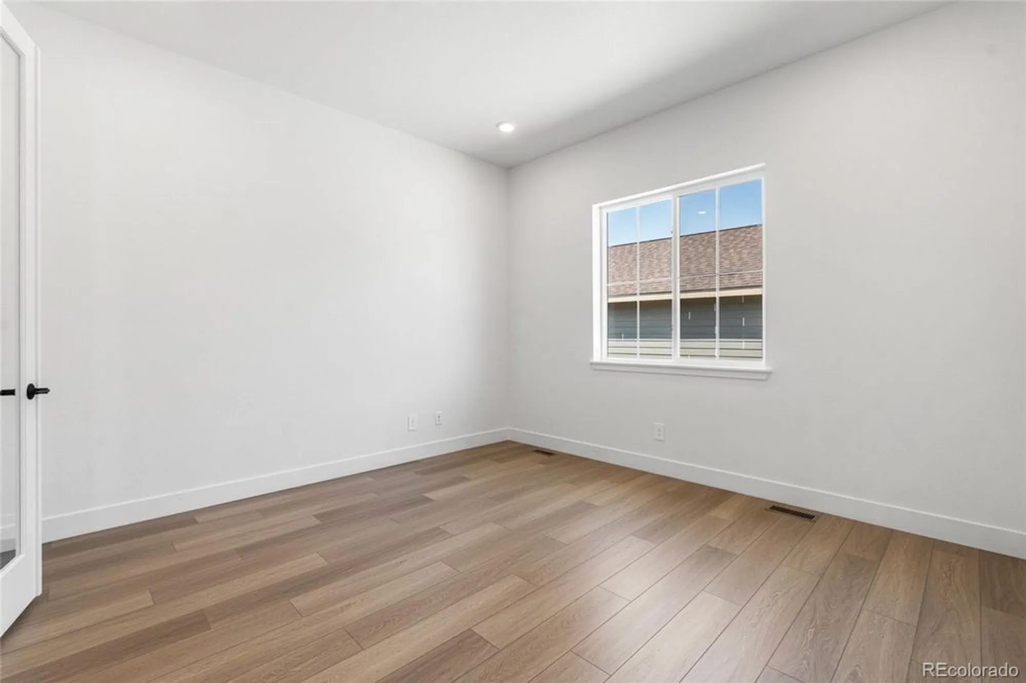 Property Slideshow image 8 of 26 | 8664 s quemoy st, Aurora, CO, 80016