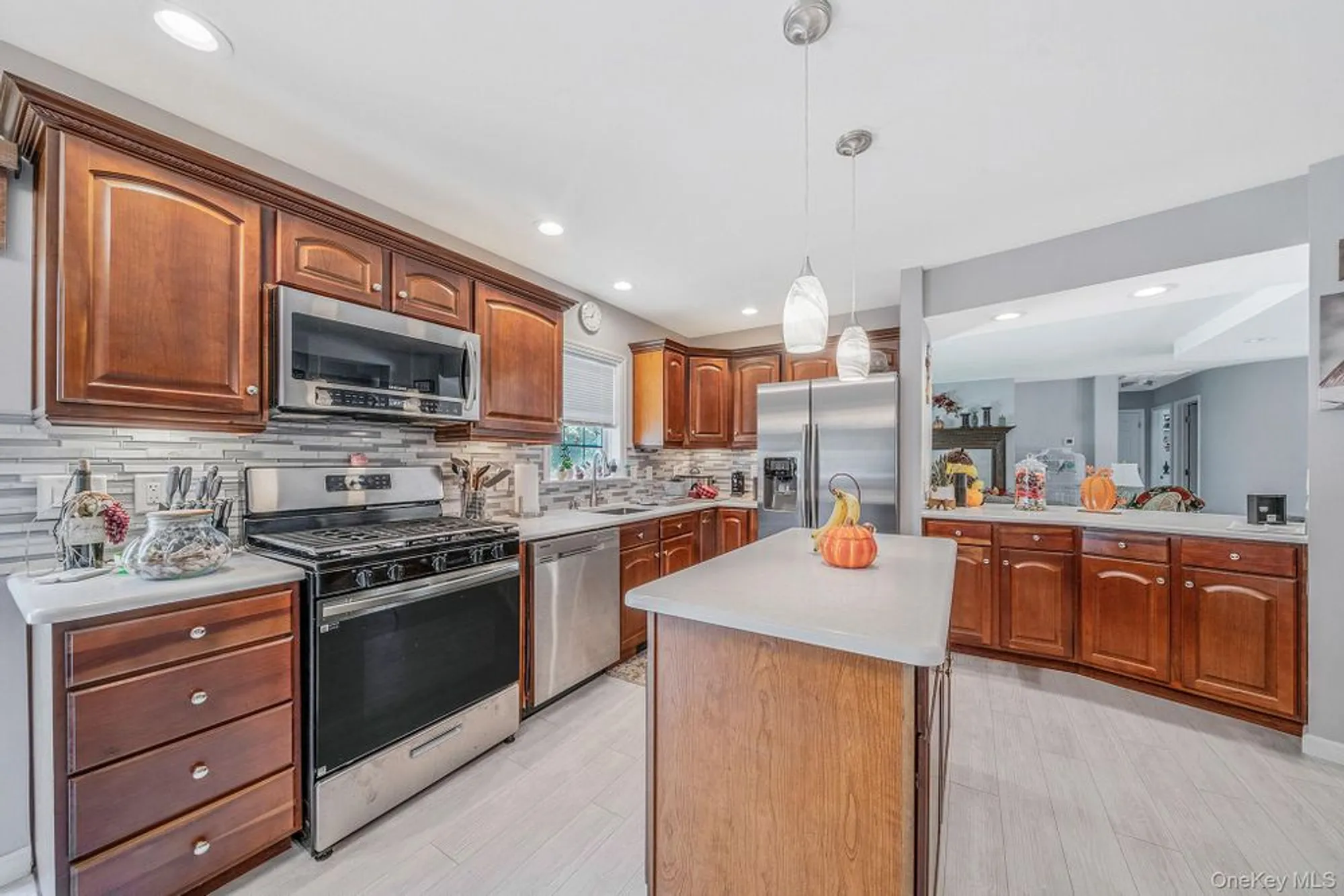 Property Slideshow image 22 of 48 | 1407 middle rd unit 258, Calverton, NY, 11933