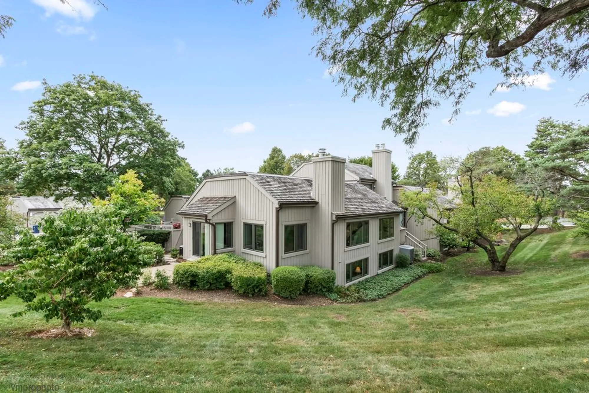 Property Slideshow image 31 of 37 | 68 thornhill ln, Lake Barrington, IL, 60010