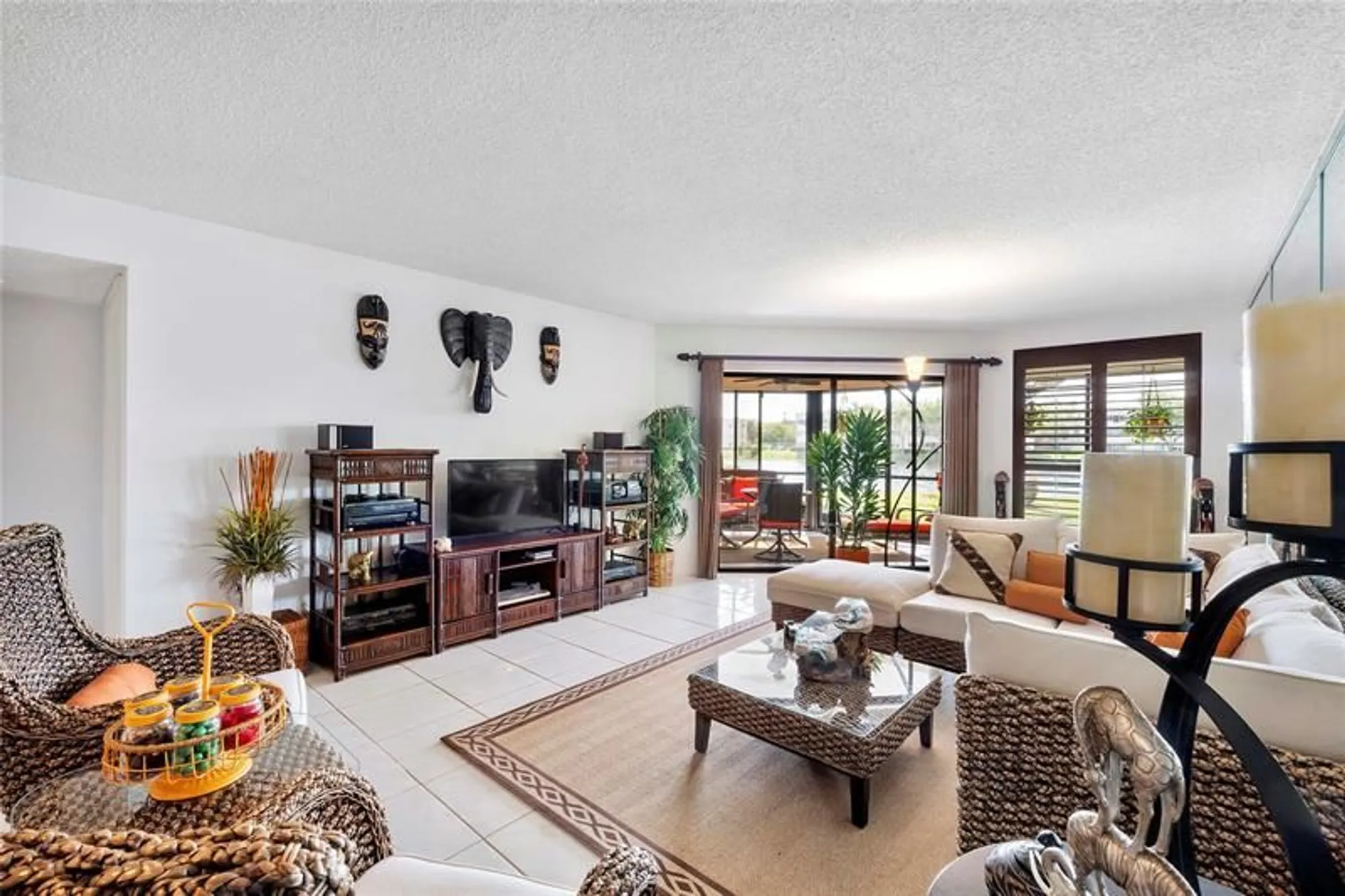 Property Slideshow image 12 of 37 | 7219 fairfax dr 110, Tamarac, FL, 33321