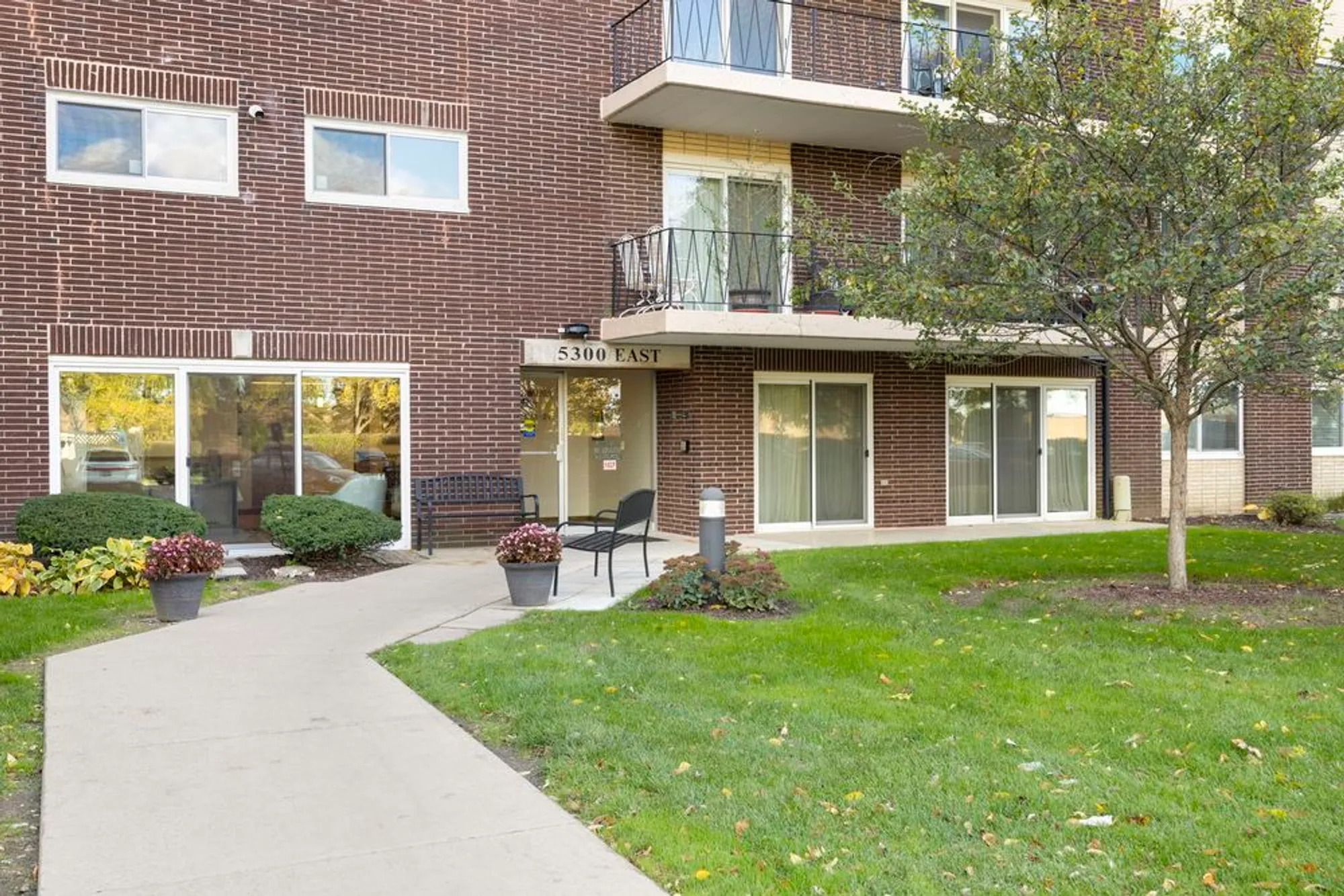 Property Slideshow image 1 of 15 | 5300 walnut ave 18e, Downers Grove, IL, 60515