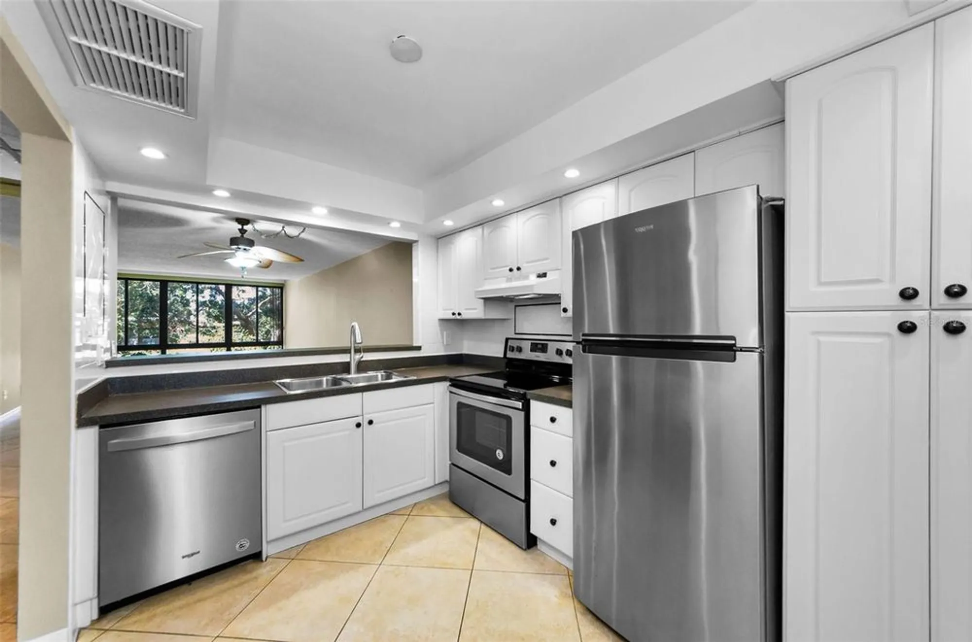 Property Slideshow image 13 of 49 | 14130 rosemary ln apt 3306, Largo, FL, 33774