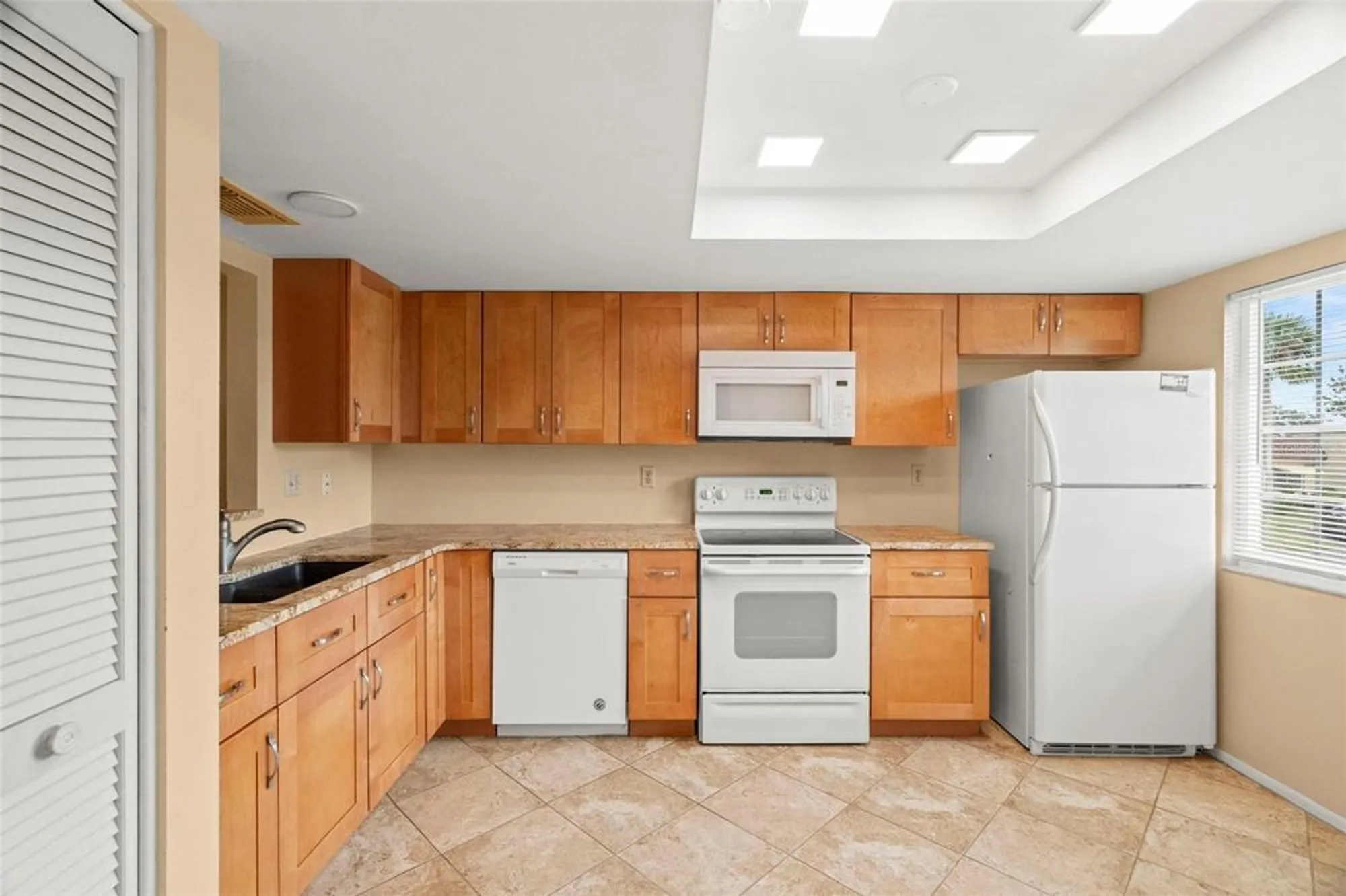 Property Slideshow image 12 of 39 | 8111 braddock cir 6, Port Richey, FL, 34668