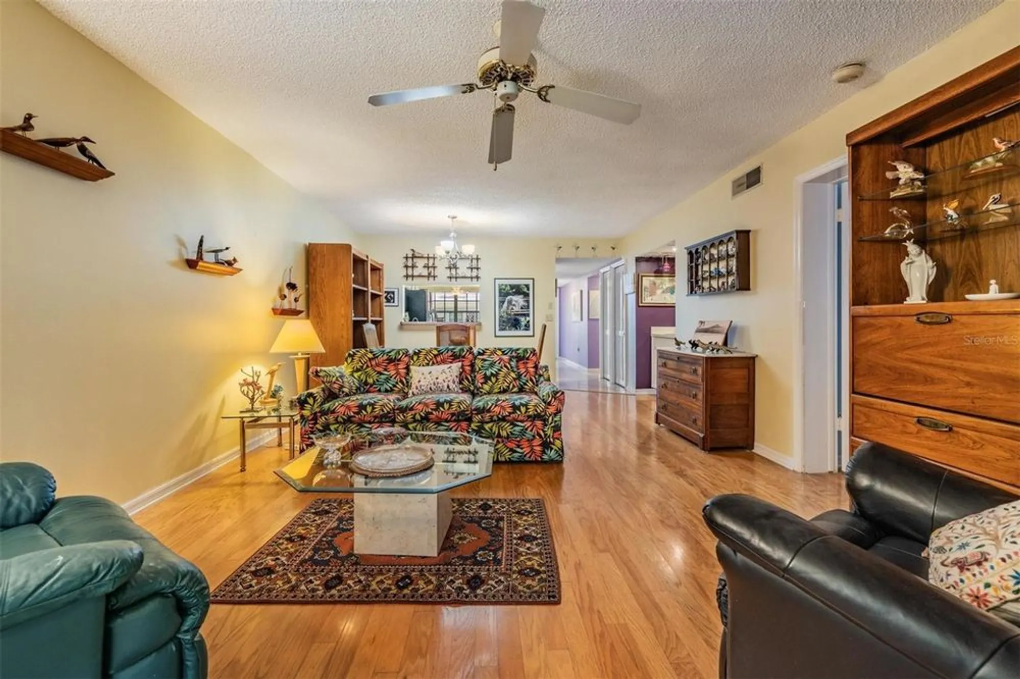 Property Slideshow image 13 of 35 | 2020 lakeview dr 102, Clearwater, FL, 33763