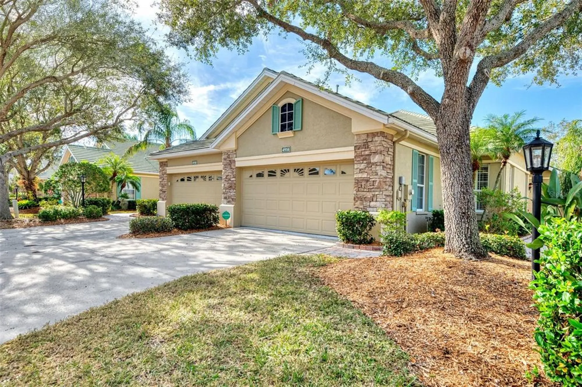 Property Slideshow image 5 of 53 | 4914 lakescene pl, Sarasota, FL, 34243