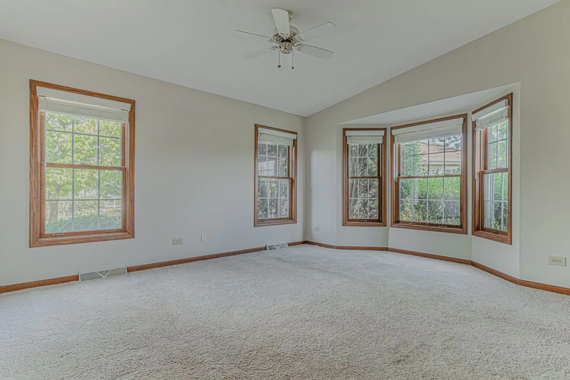 Property Slideshow image 23 of 41 | 9 derby ct, Grayslake, IL, 60030