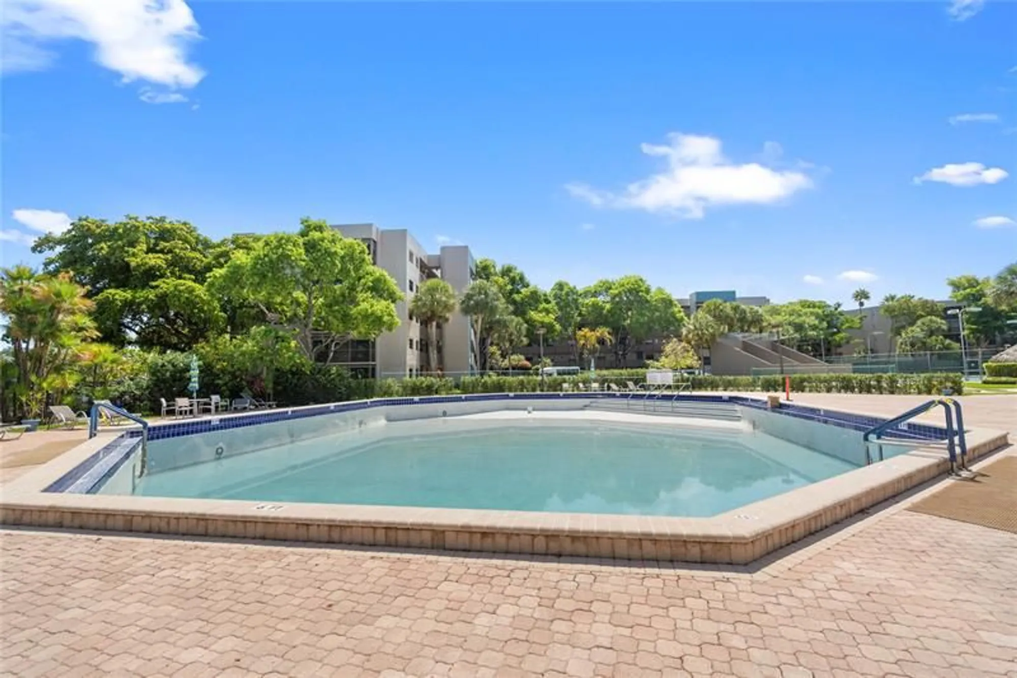 Property Slideshow image 32 of 38 | 900 colony point cir 511, Pembroke Pines, FL, 33026