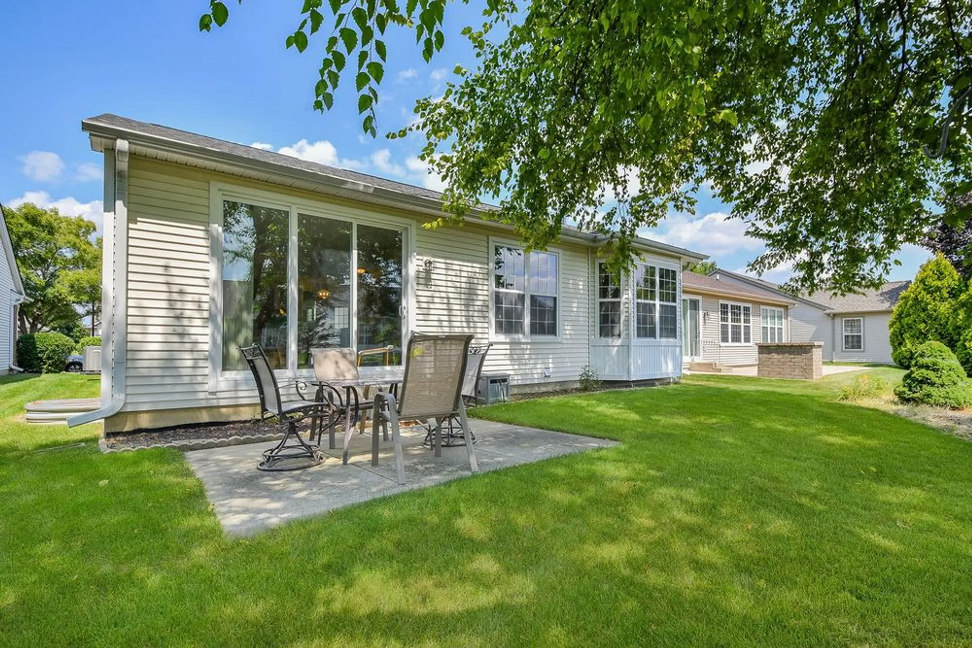 Property Slideshow image 19 of 26 | 2525 rolling rdg, Elgin, IL, 60124