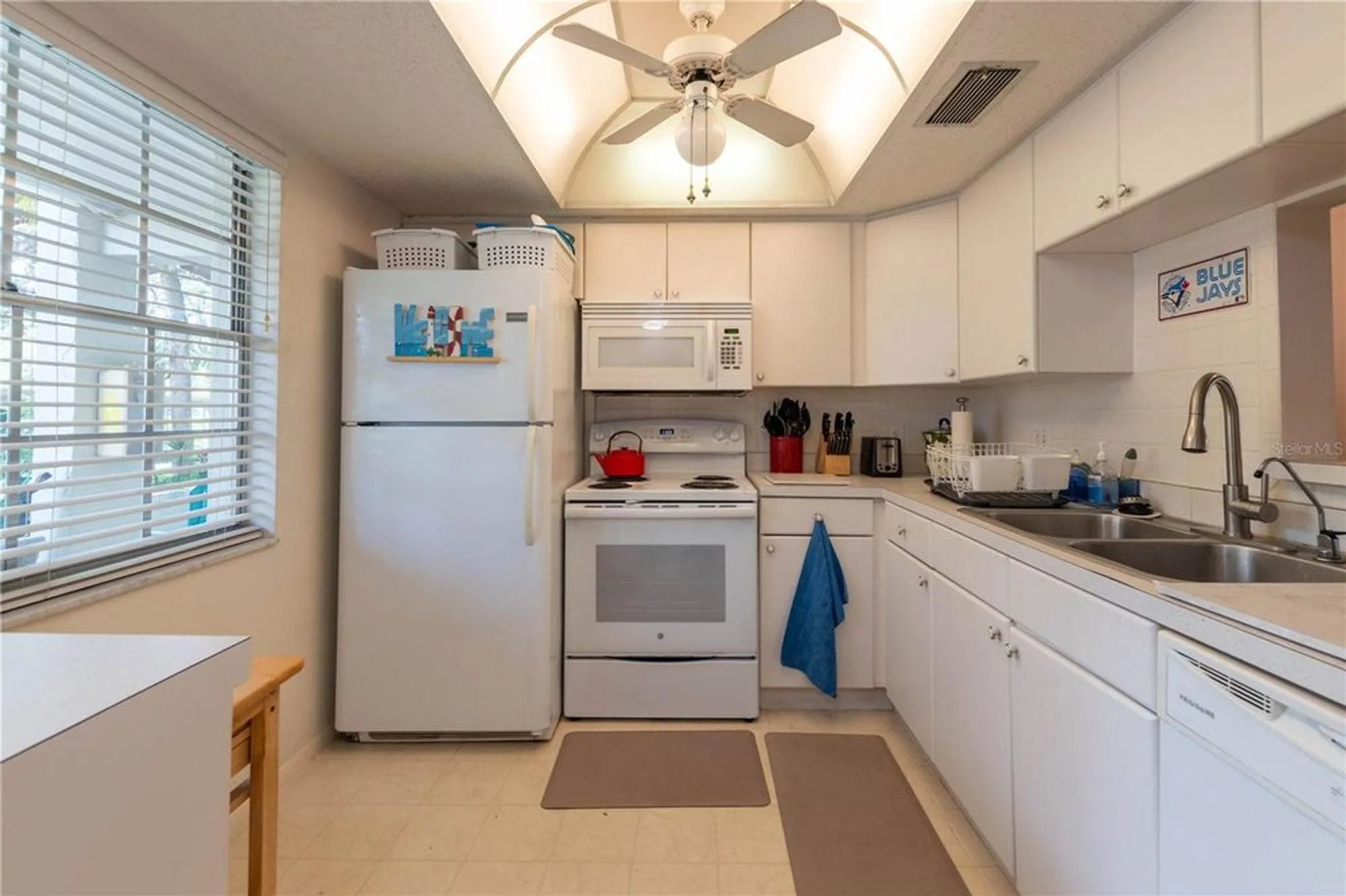 Property Slideshow image 12 of 19 | 821 patricia ave 103, Dunedin, FL, 34698