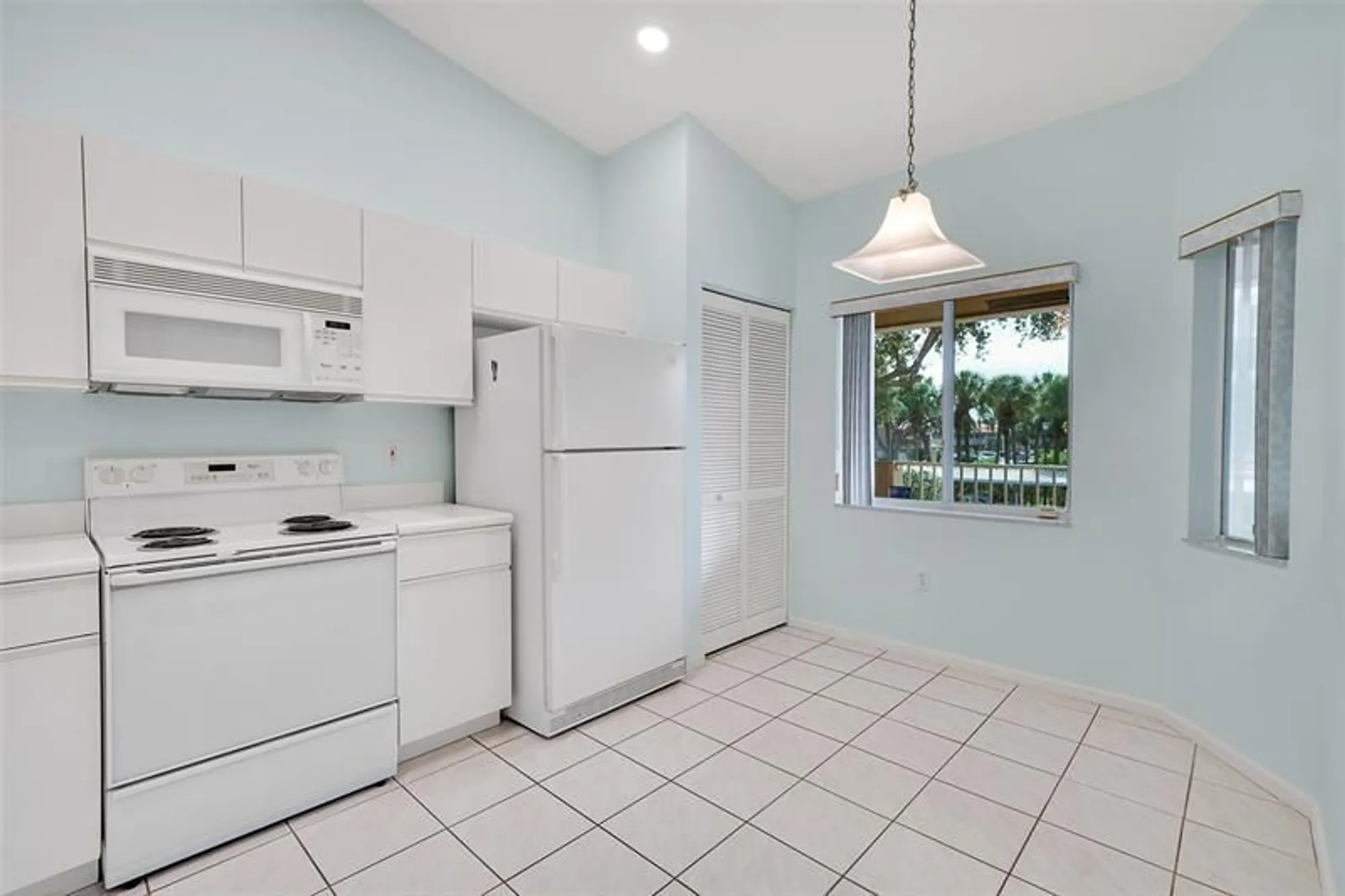 Property Slideshow image 9 of 36 | 5876 regal glen dr 201, Boynton Beach, FL, 33437