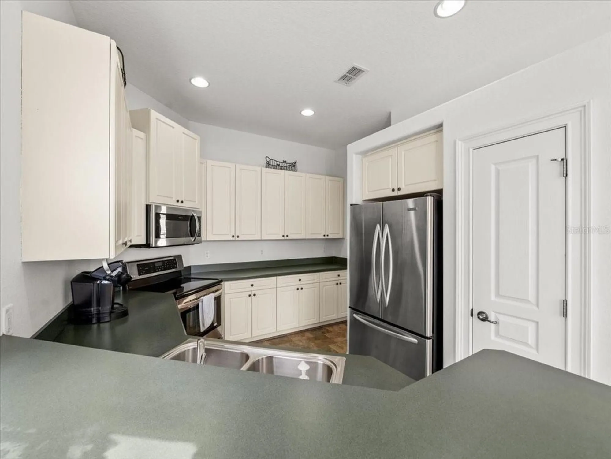 Property Slideshow image 19 of 62 | 9226 penelope dr, Weeki Wachee, FL, 34613