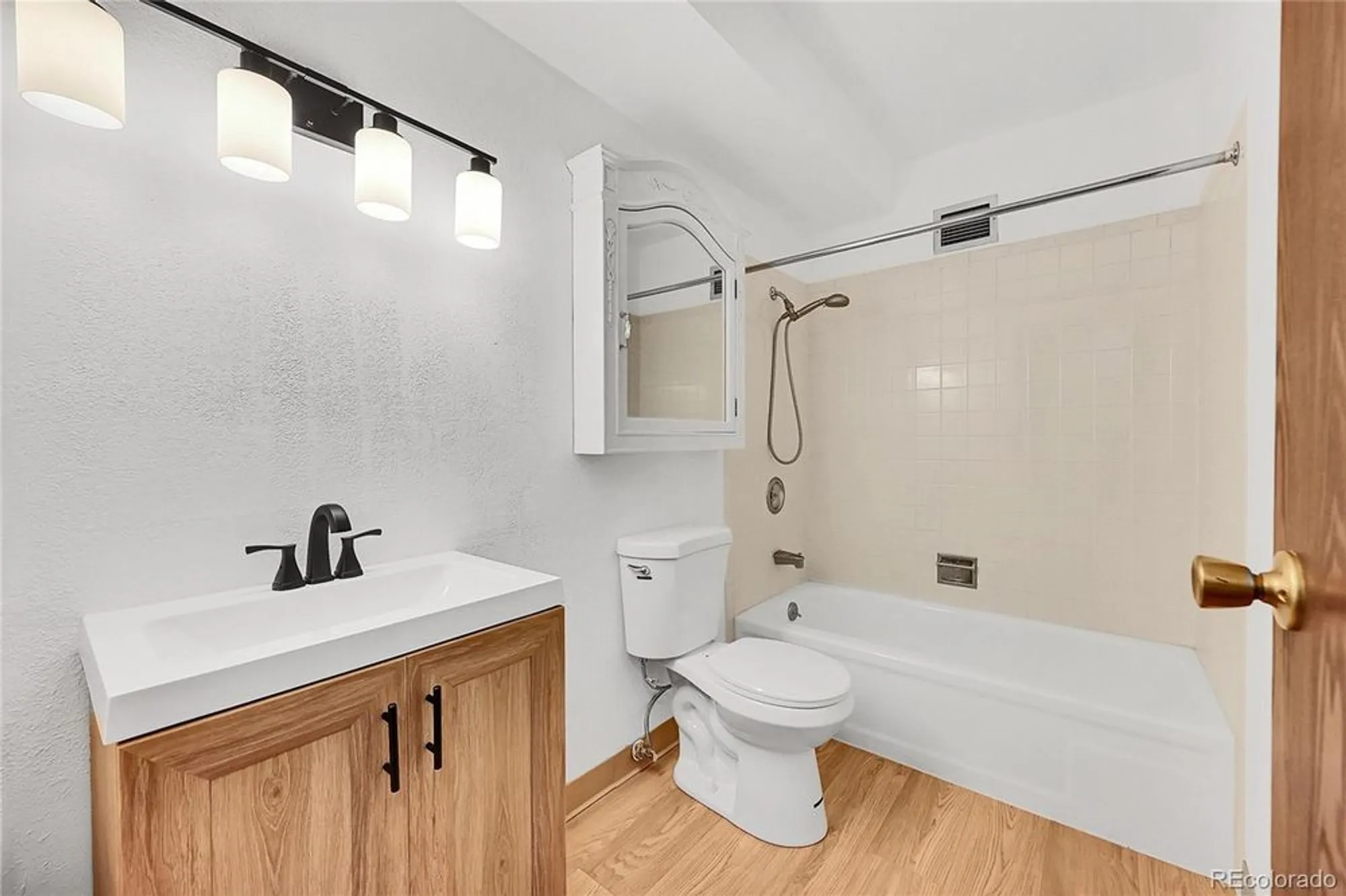 Property Slideshow image 4 of 20 | 3022 s wheeling way apt 205, Aurora, CO, 80014