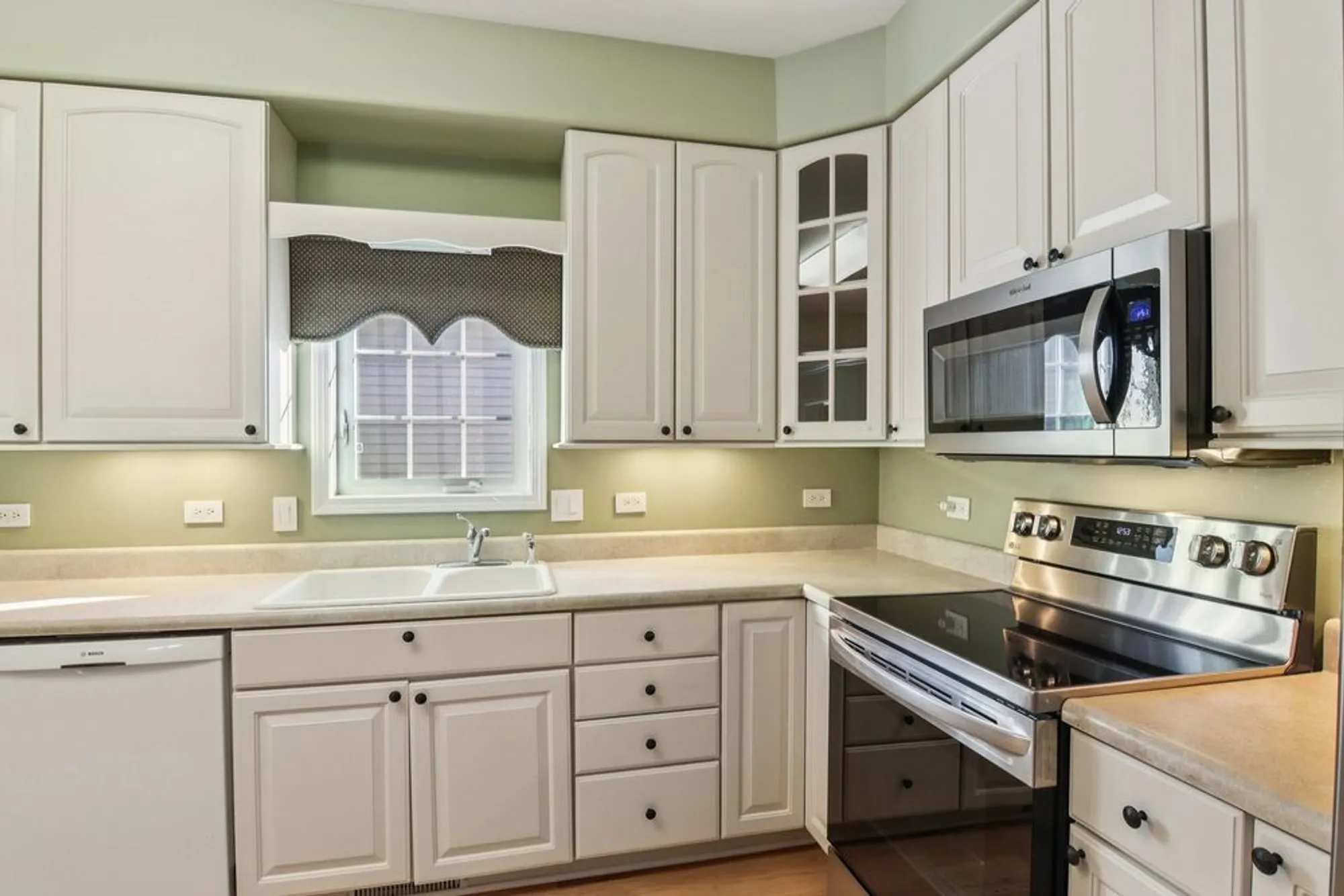 Property Slideshow image 9 of 39 | 328 legacy ct, Grayslake, IL, 60030