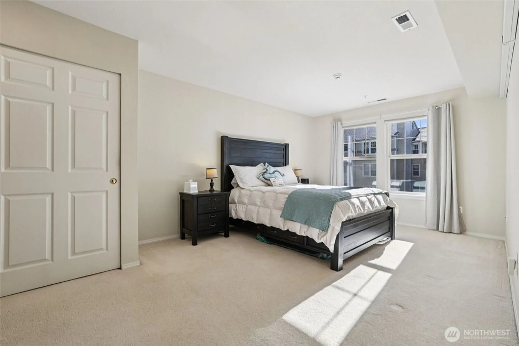 Property Slideshow image 14 of 32 | 4109 224th ln 207, Issaquah, WA, 98029