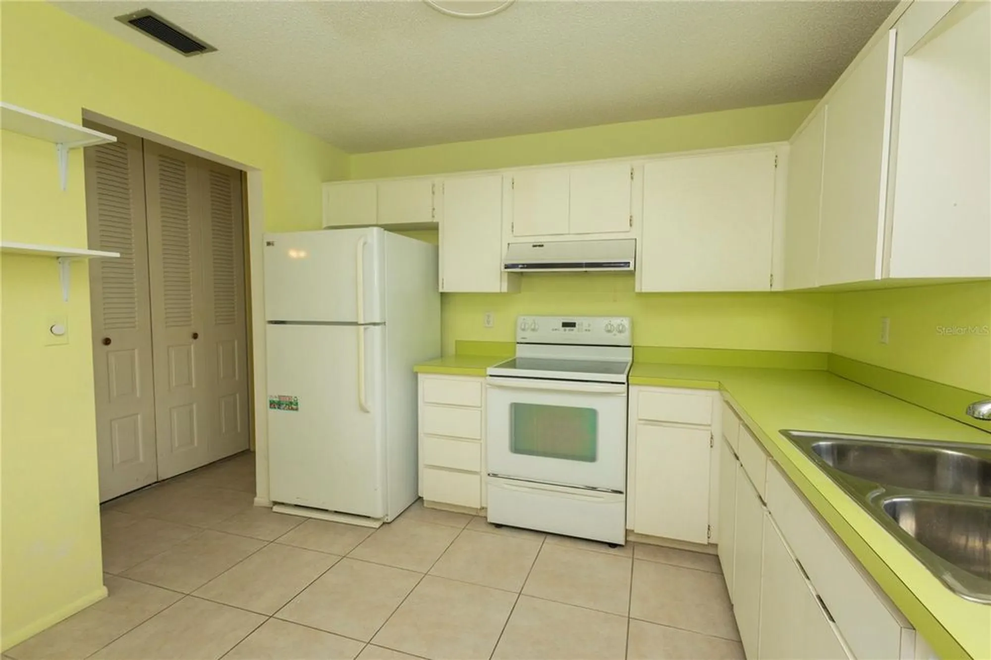 Property Slideshow image 11 of 37 | 8121 casuarina dr, Port Richey, FL, 34668
