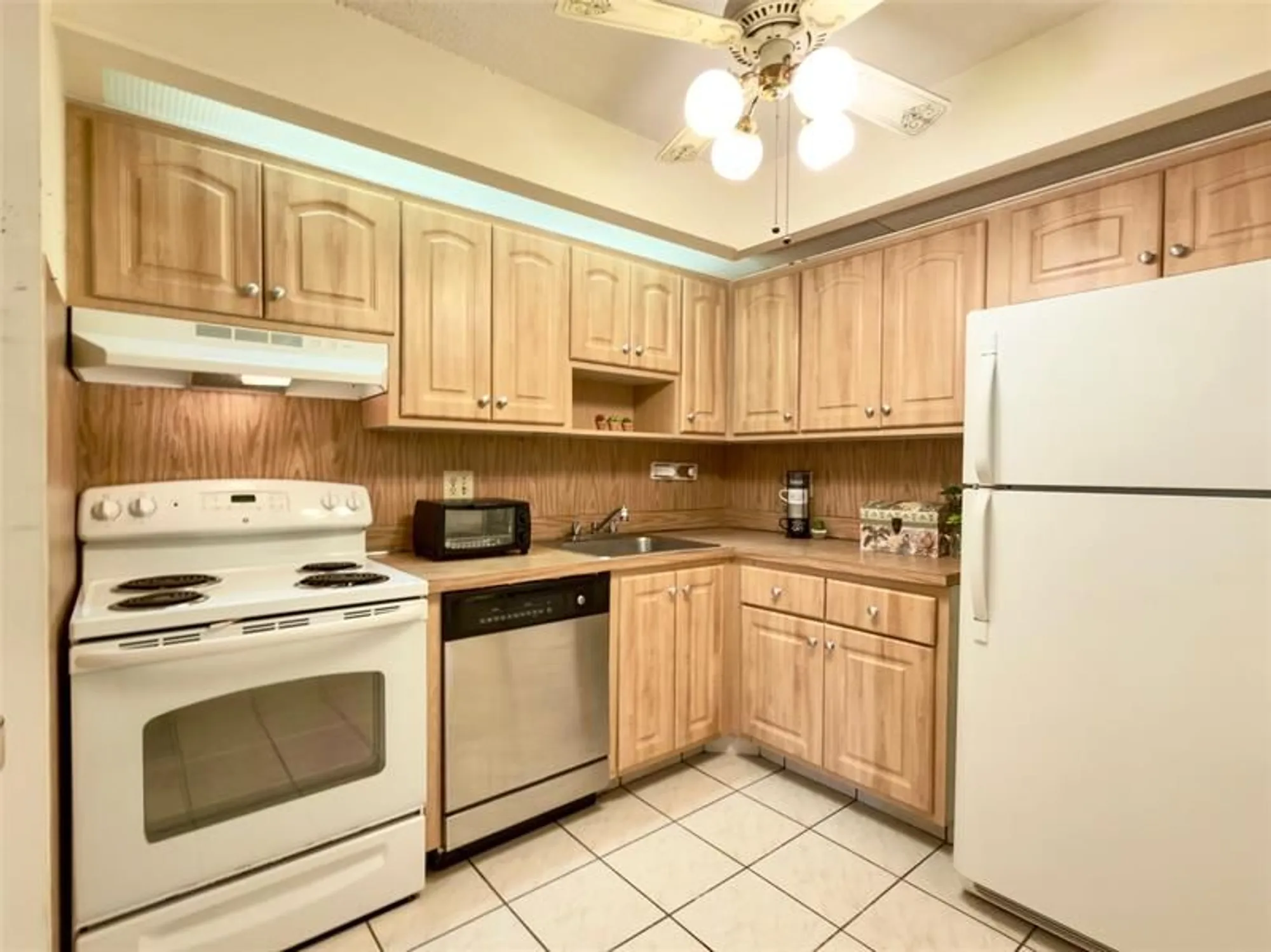 Property Slideshow image 9 of 51 | 9988 n belfort cir 111, Tamarac, FL, 33321