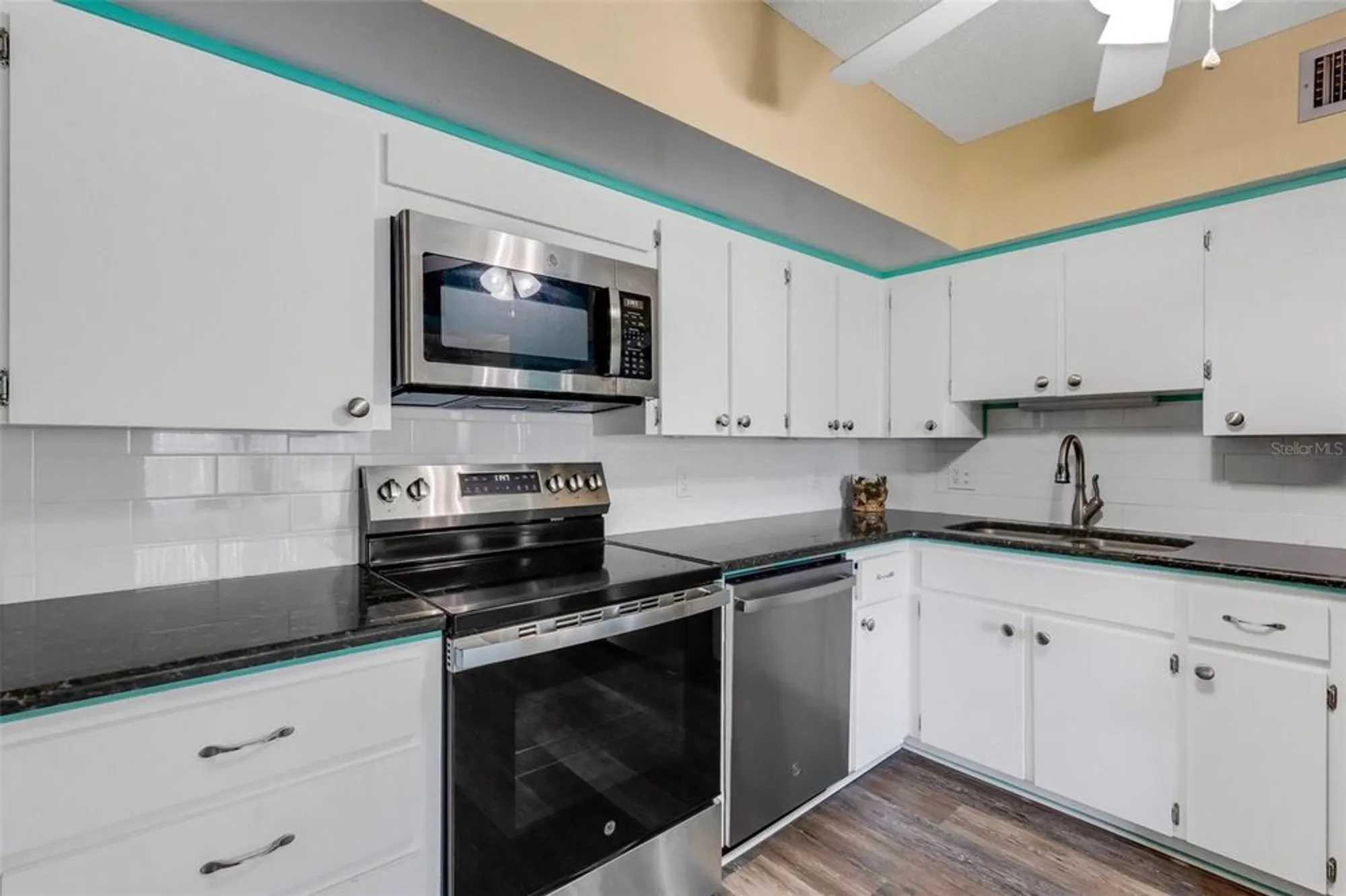 Property Slideshow image 14 of 56 | 2401 ecuadorian way apt 57, Clearwater, FL, 33763