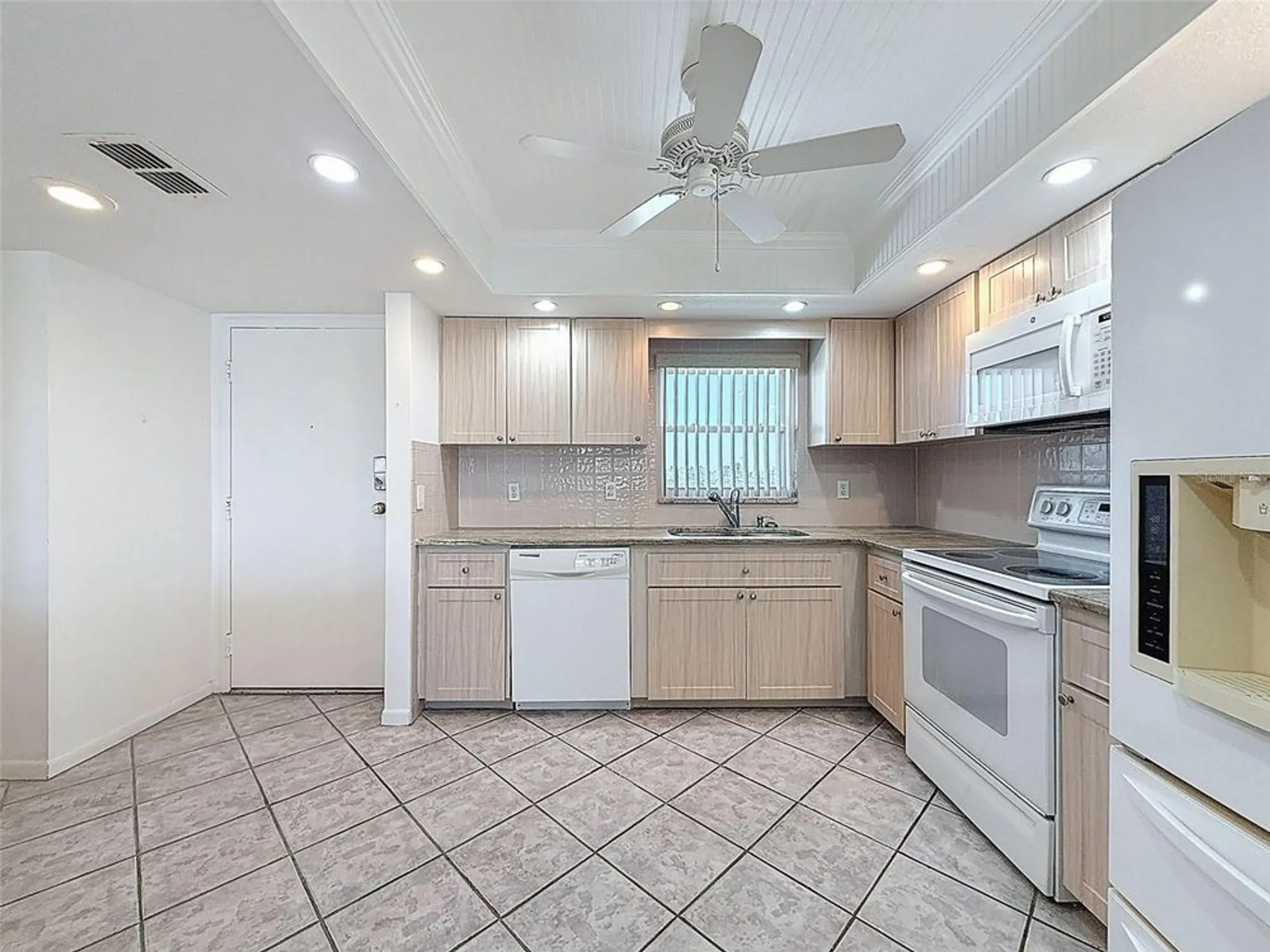 Property Slideshow image 5 of 32 | 4550 cove cir apt 507, St Petersburg, FL, 33708
