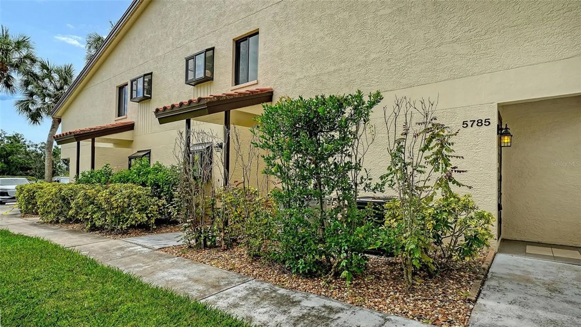 Property Slideshow image 4 of 36 | 5785 gardens dr # 5785, Sarasota, FL, 34243