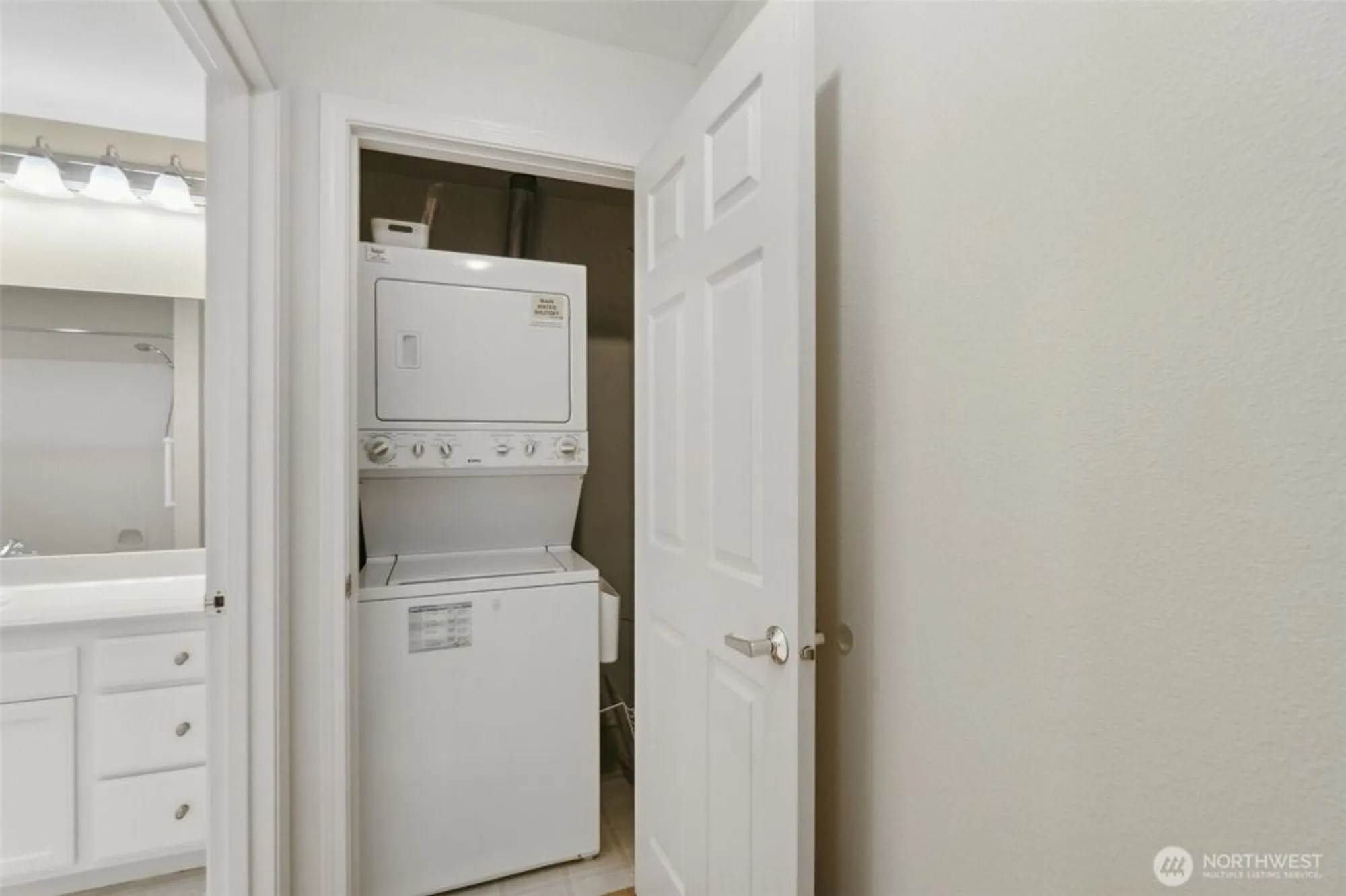 Property Slideshow image 21 of 40 | 4133 224th ln 302, Issaquah, WA, 98029